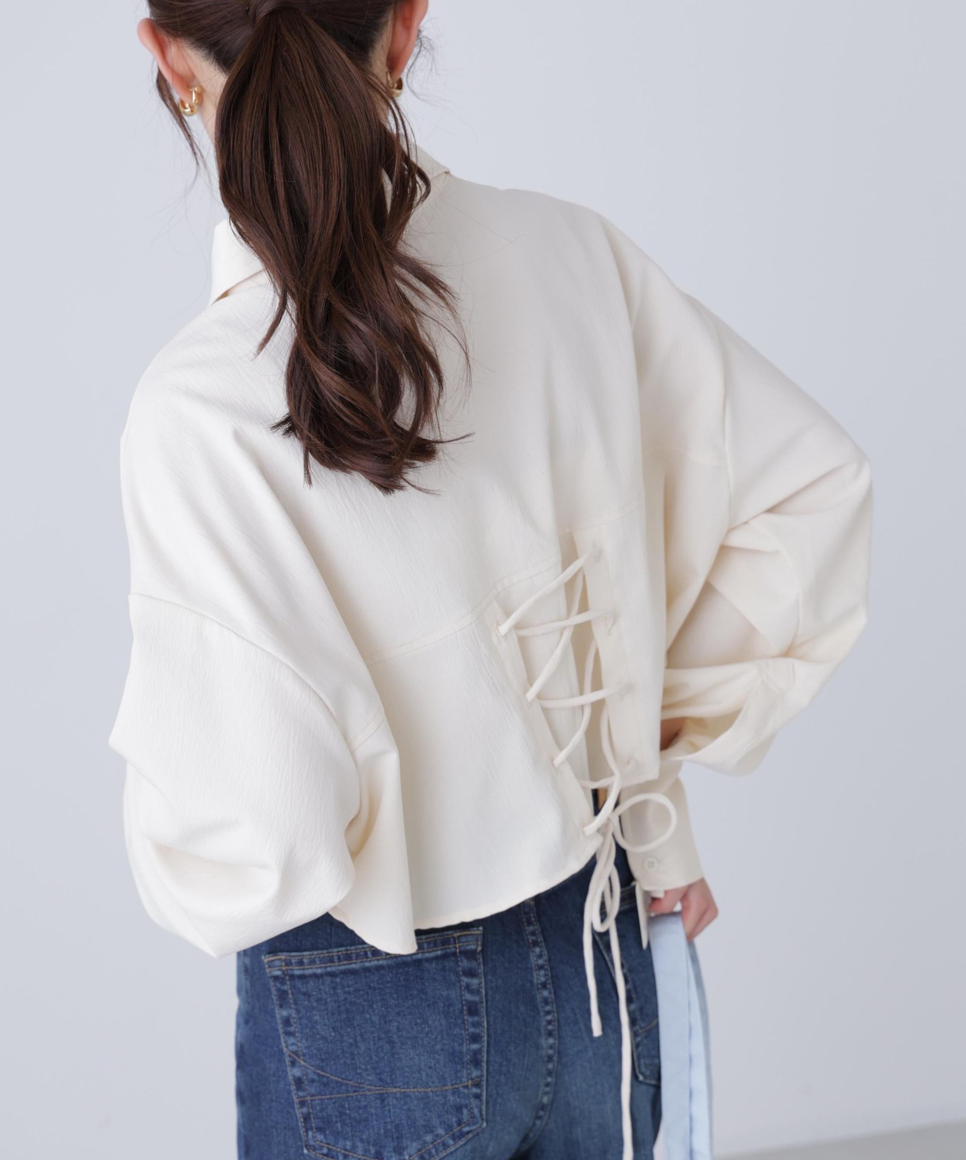 バックレースアップショート丈シャツ オフ