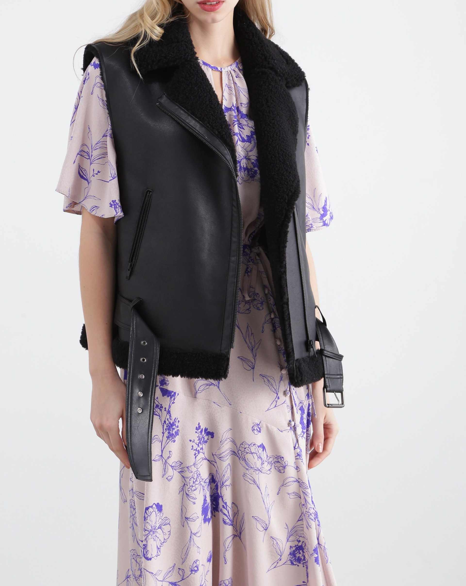 フォームートンライダースベスト ブラック