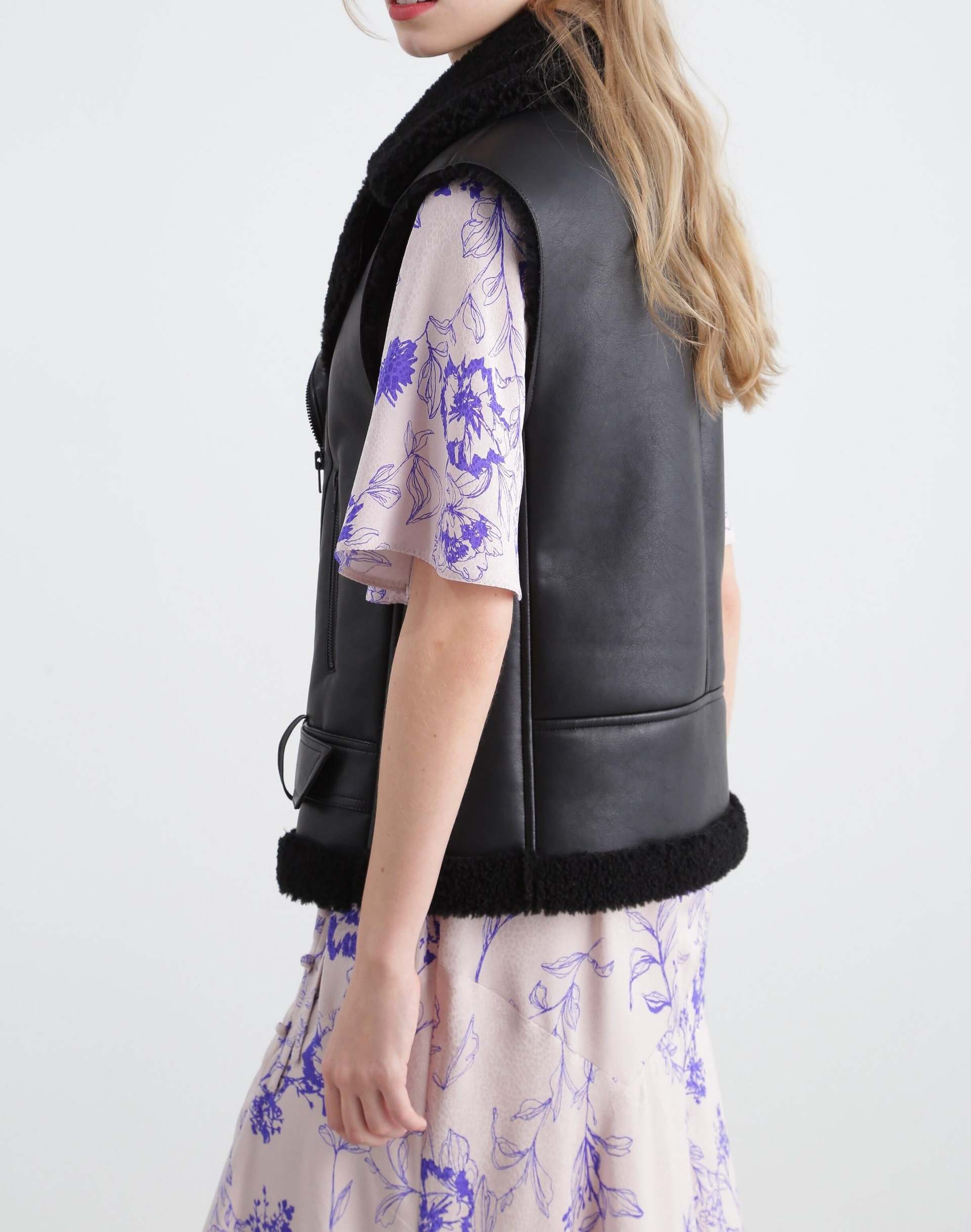 フォームートンライダースベスト ブラック