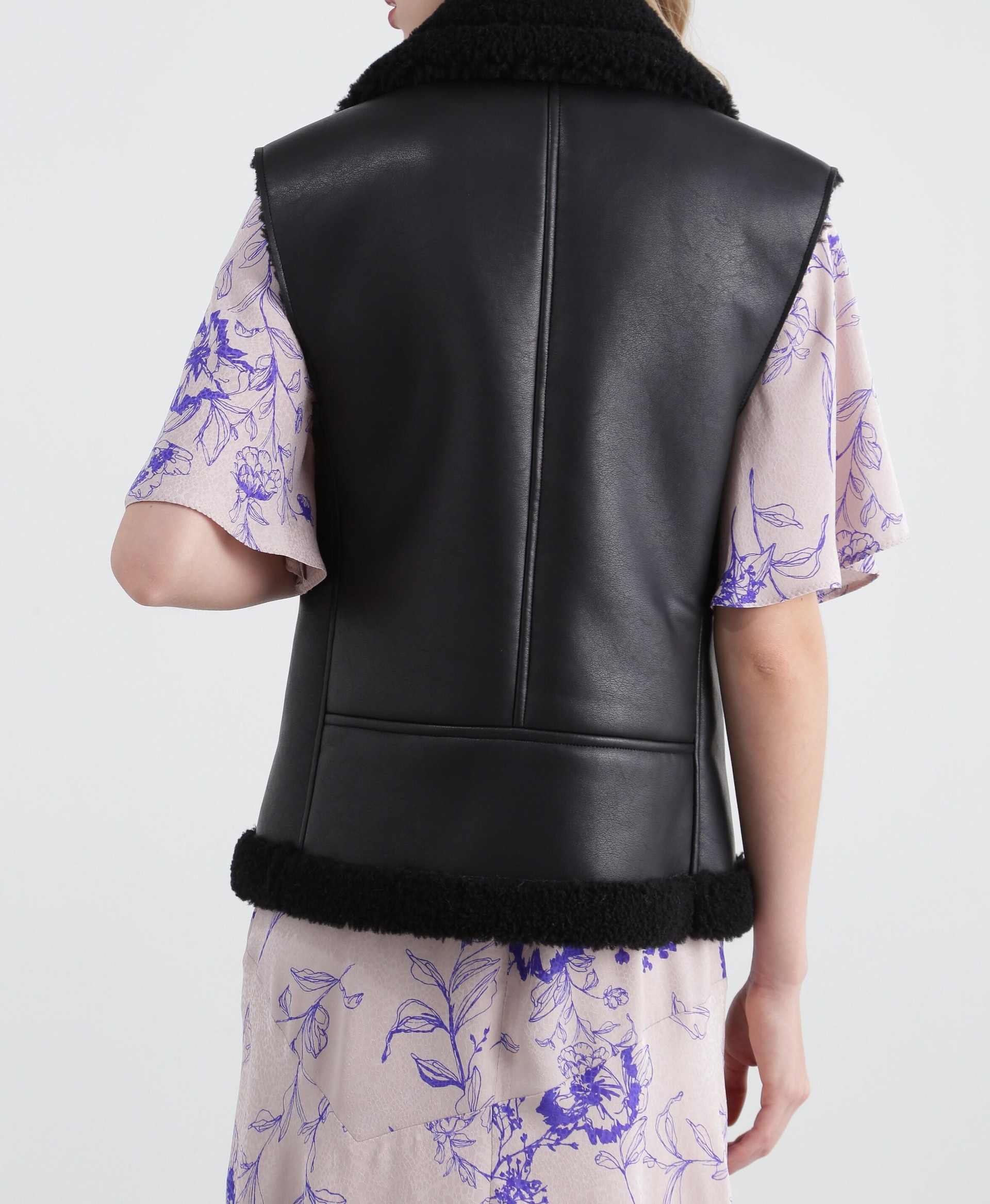 フォームートンライダースベスト ブラック