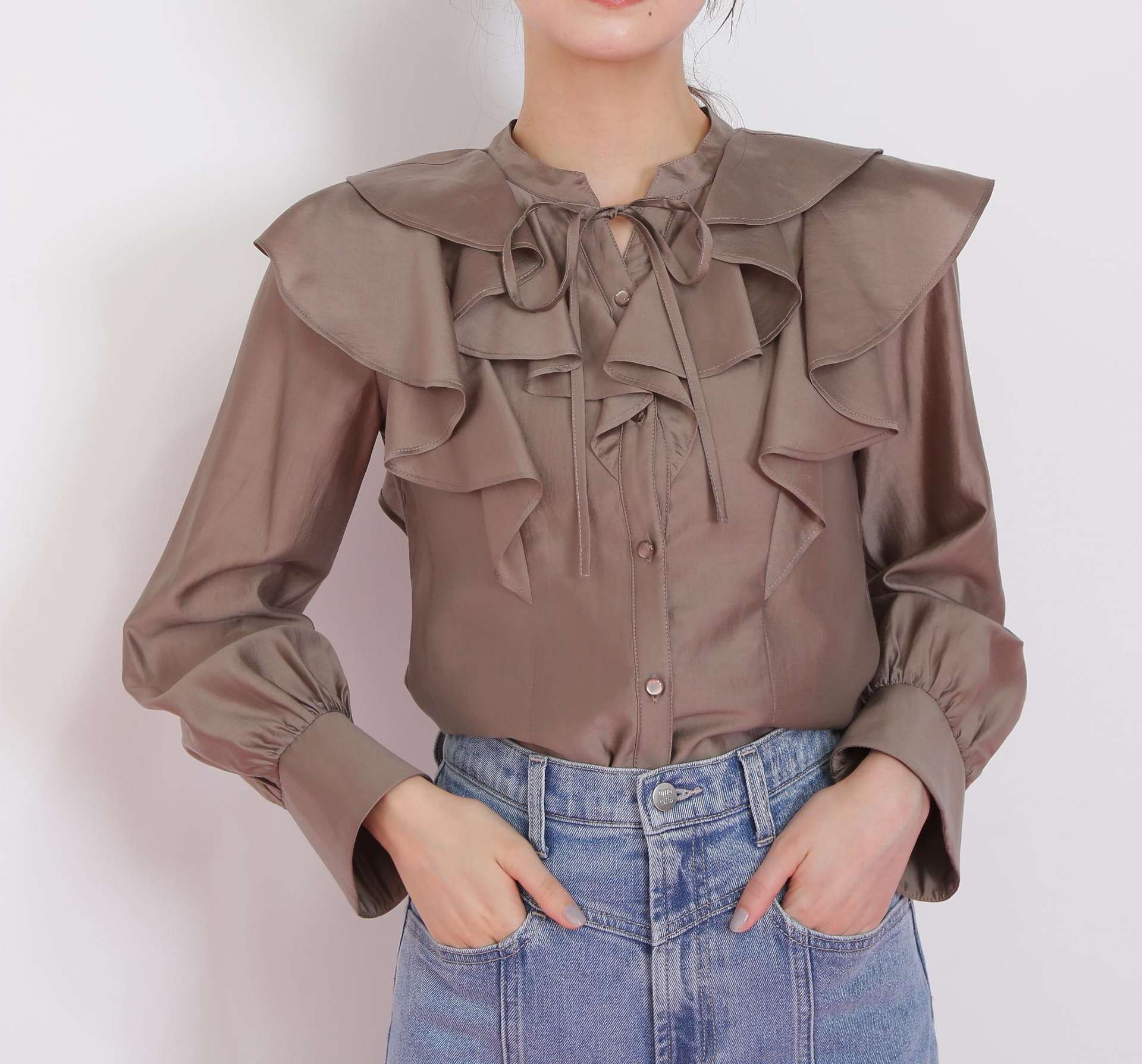 長袖ラッフルブラウス ブラウン