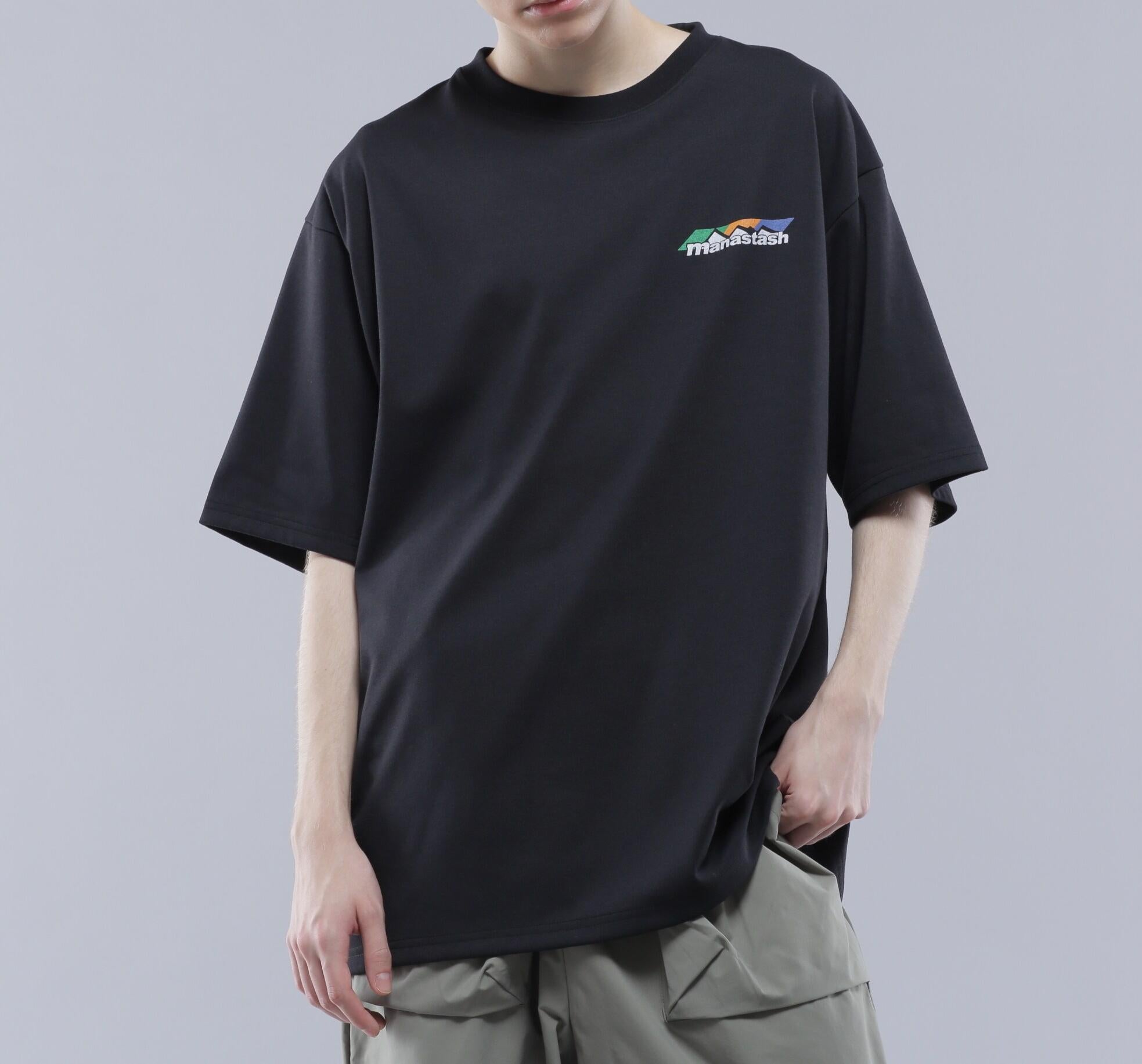 MANASTASH/マナスタッシュ/>E:POLY TEE SCHEME LOGO ブラック