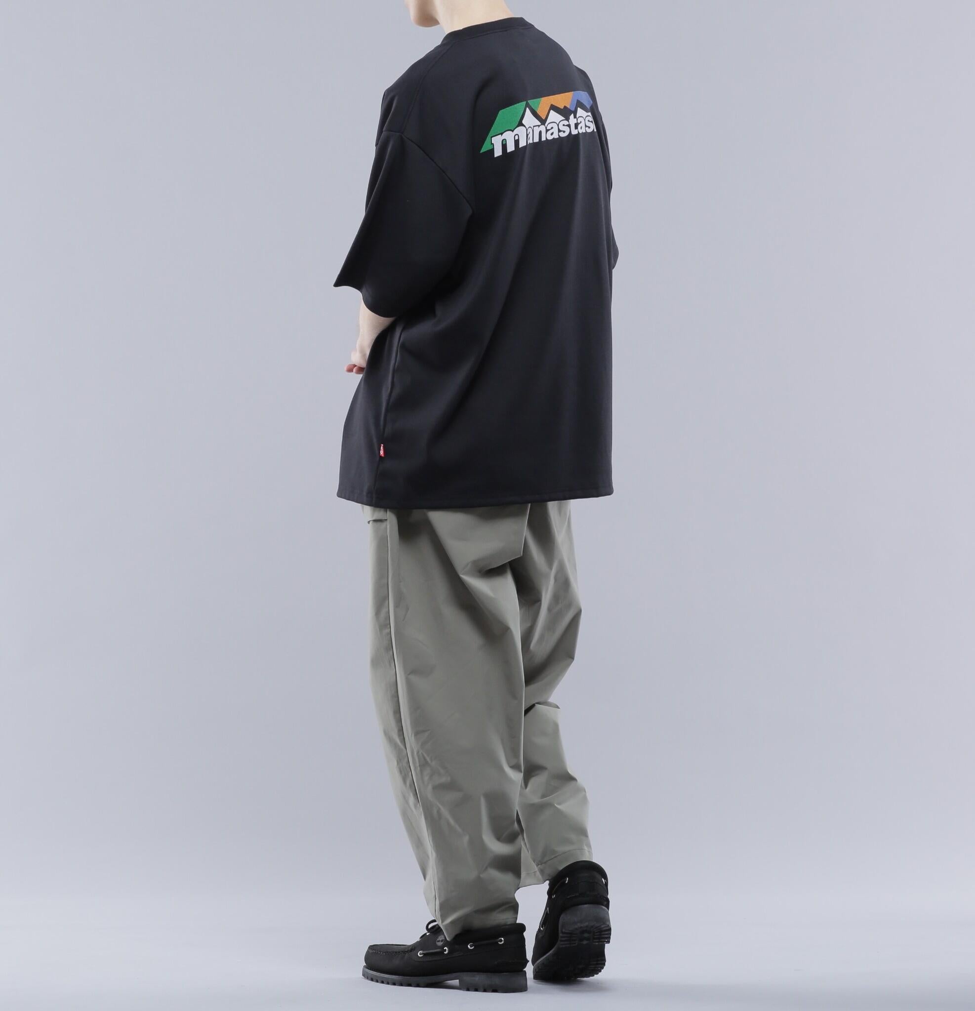 MANASTASH/マナスタッシュ/>E:POLY TEE SCHEME LOGO ブラック