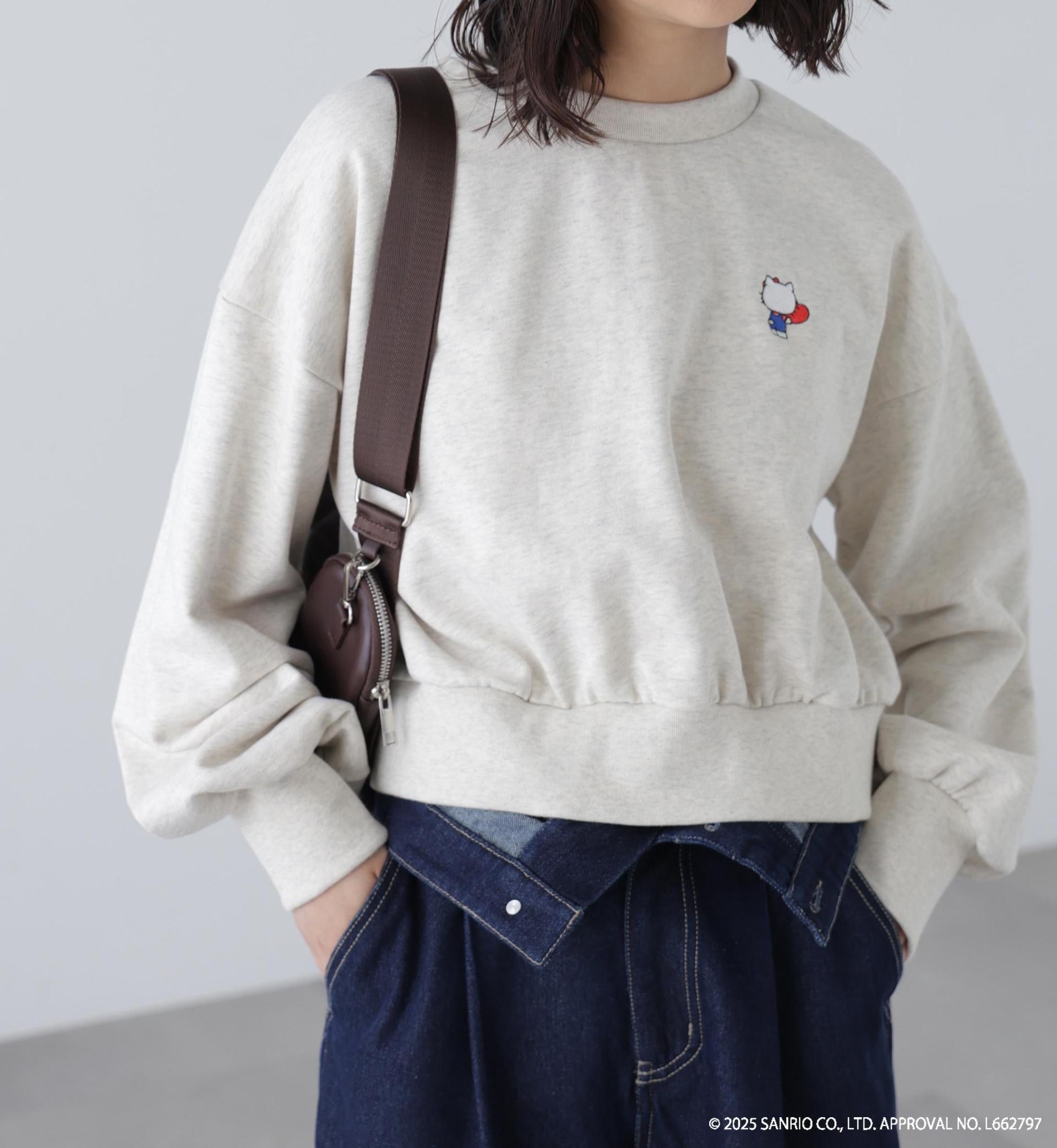 サンリオキャラクターズコラボ SHORT SWEAT ショートスウェット 胸KITTY×背面LOGO オートミール1