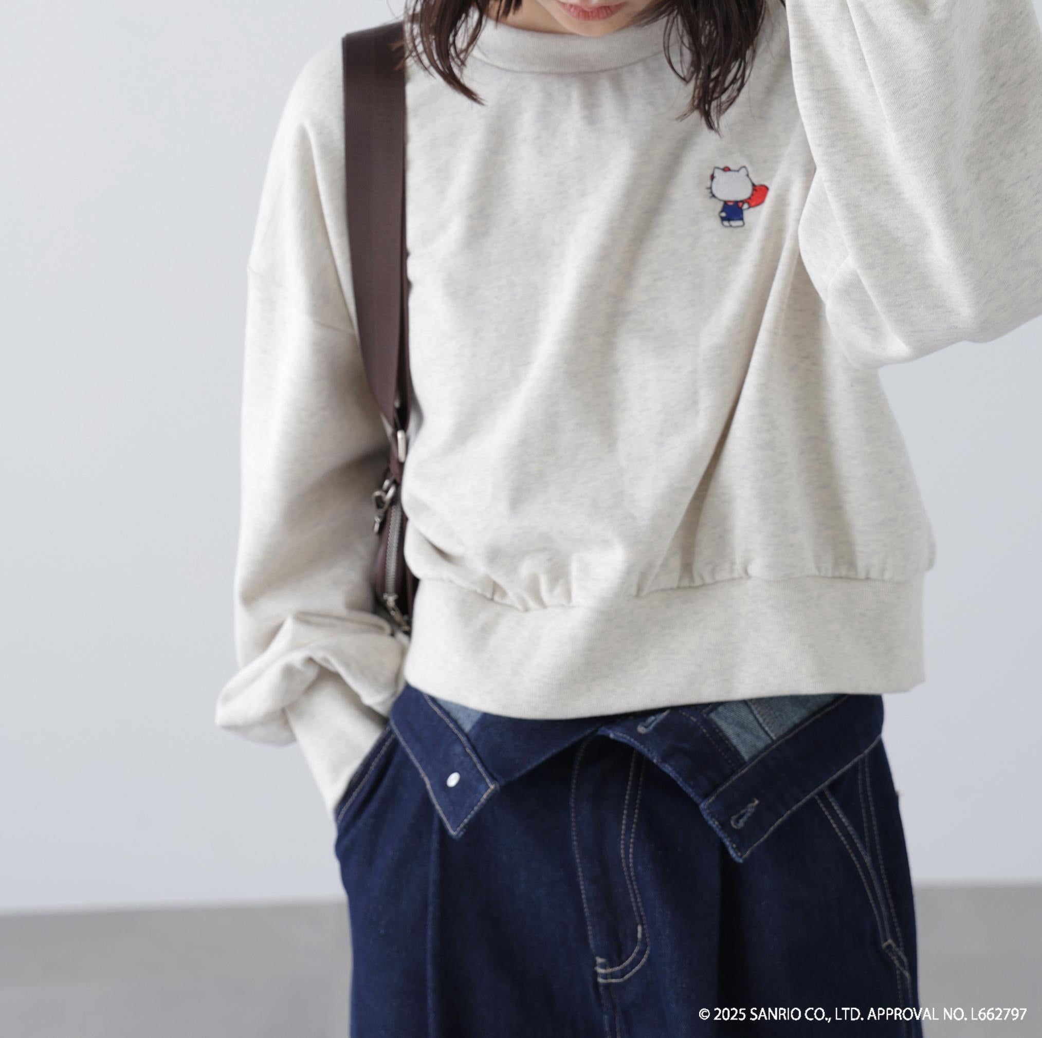 サンリオキャラクターズコラボ SHORT SWEAT ショートスウェット 胸KITTY×背面LOGO オートミール1