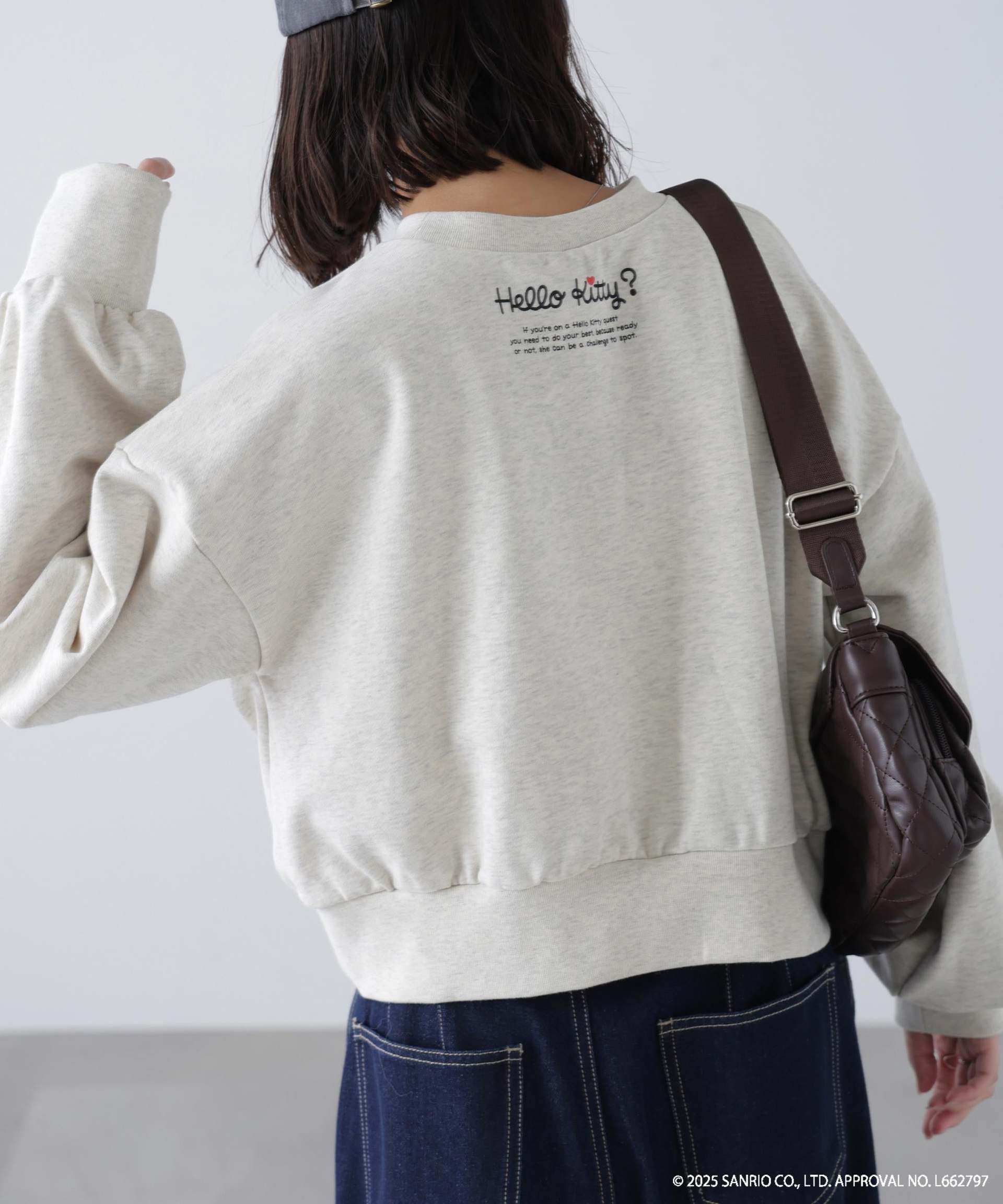 サンリオキャラクターズコラボ SHORT SWEAT ショートスウェット 胸KITTY×背面LOGO オートミール1