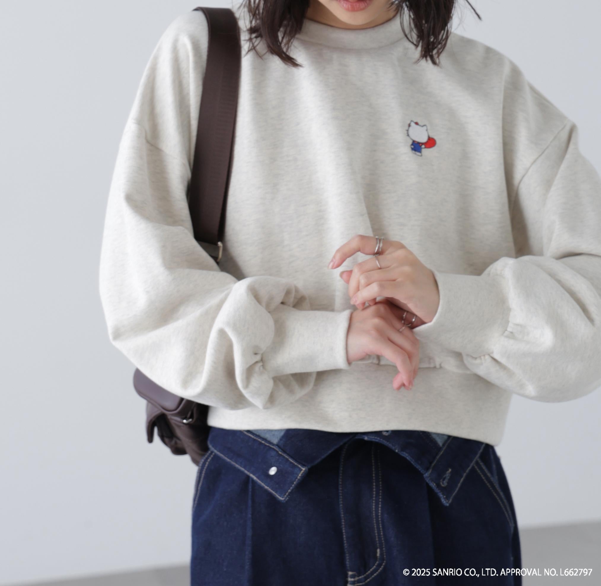 サンリオキャラクターズコラボ SHORT SWEAT ショートスウェット 胸KITTY×背面LOGO オートミール1