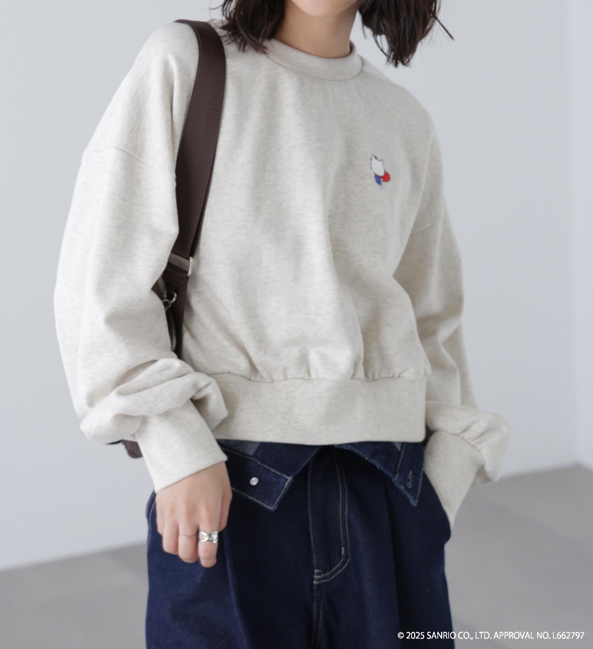 サンリオキャラクターズコラボ SHORT SWEAT ショートスウェット 胸KITTY×背面LOGO オートミール1