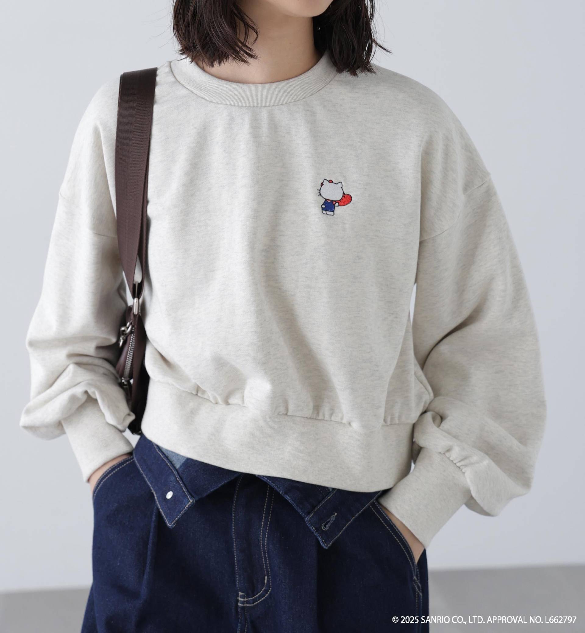 サンリオキャラクターズコラボ SHORT SWEAT ショートスウェット 胸KITTY×背面LOGO オートミール1
