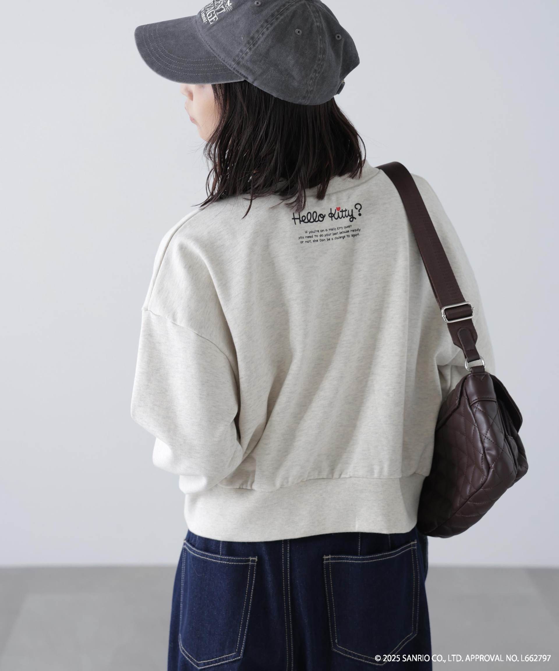 サンリオキャラクターズコラボ SHORT SWEAT ショートスウェット 胸KITTY×背面LOGO オートミール1