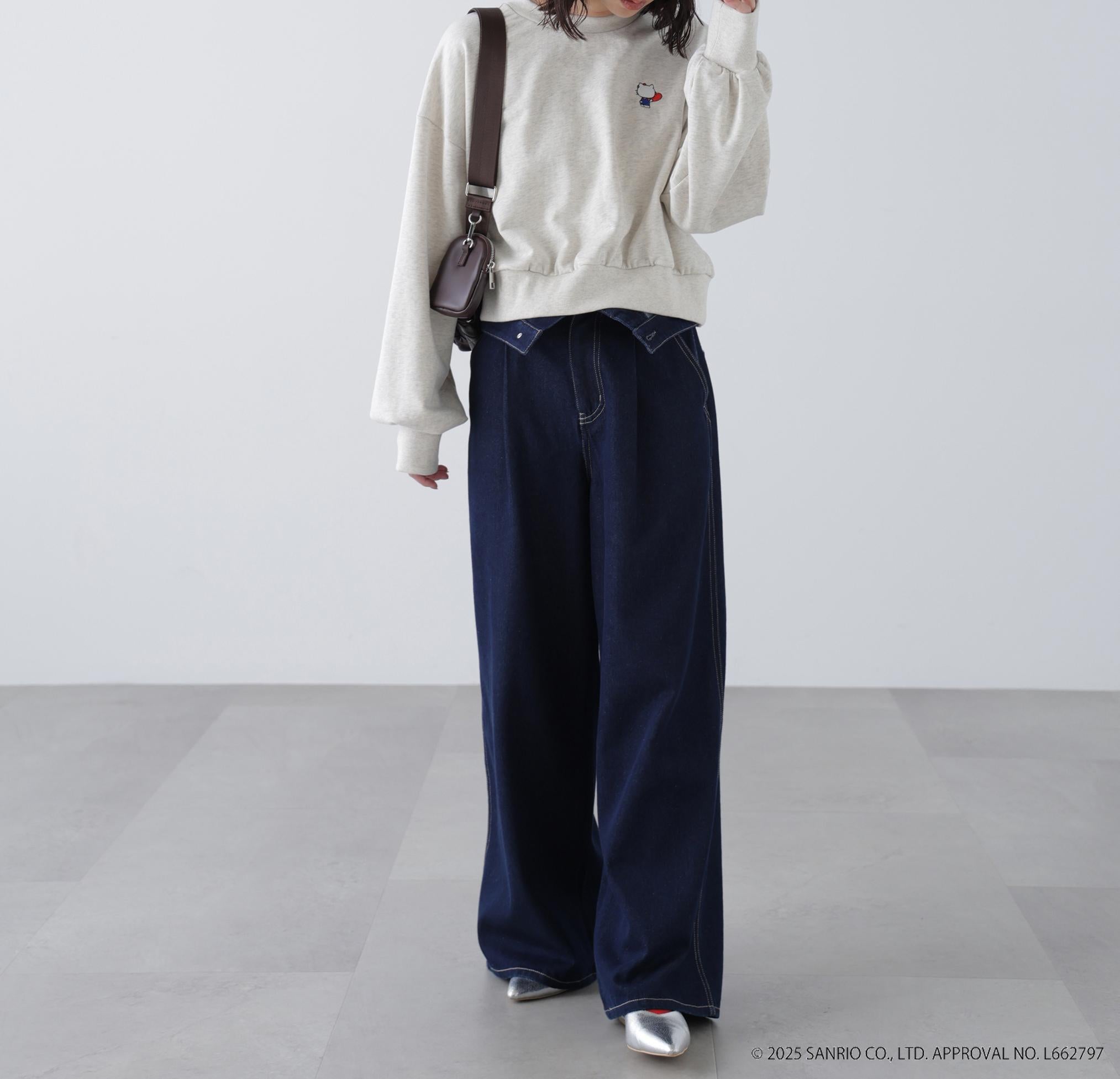 サンリオキャラクターズコラボ SHORT SWEAT ショートスウェット 胸KITTY×背面LOGO オートミール1