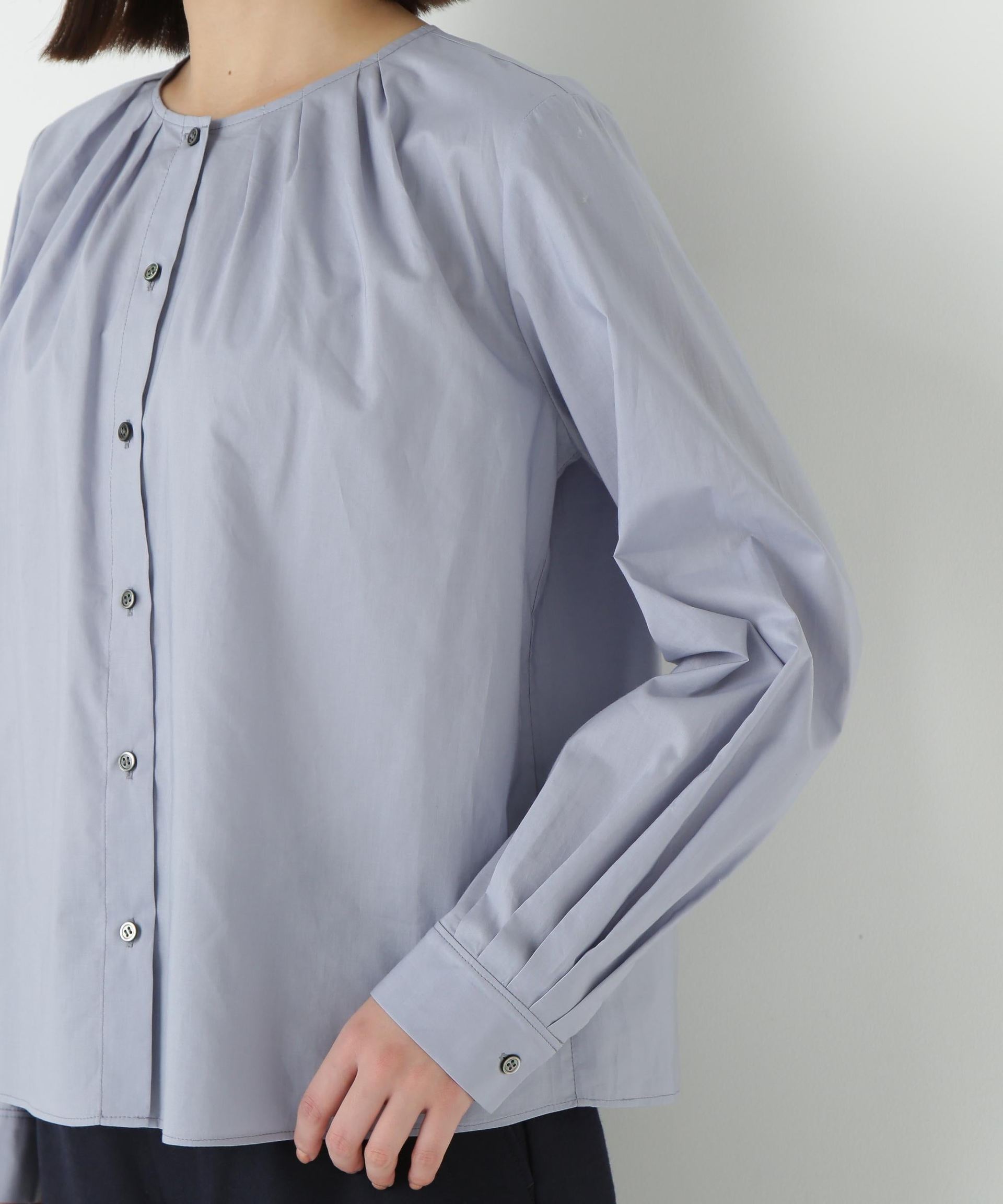 ノーカラータックブラウス ブルー