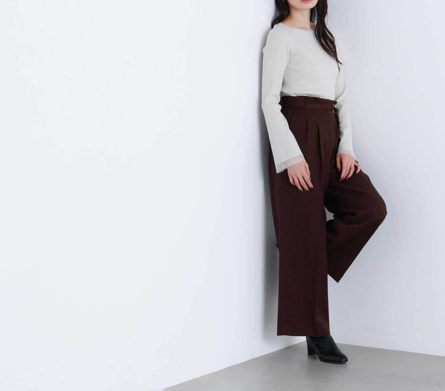 ボートネックフレアカフスニット オフホワイト1