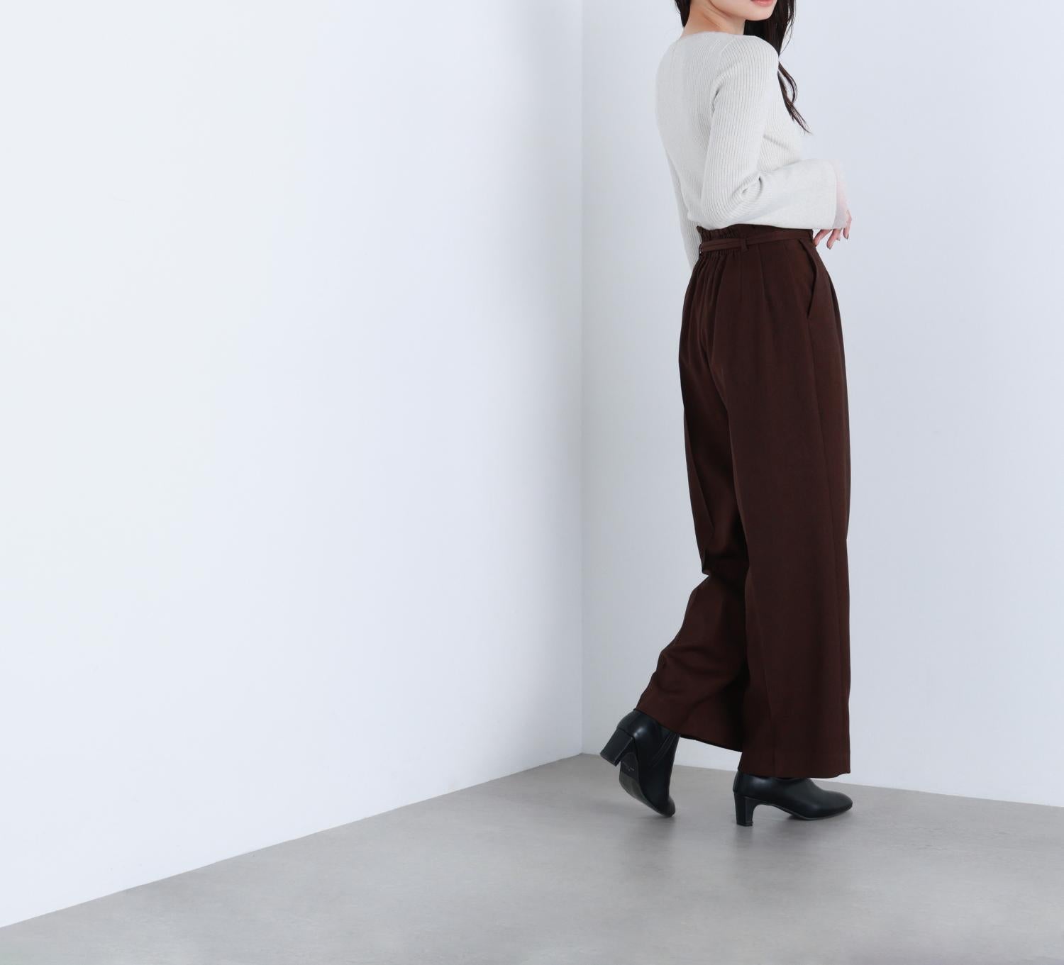 ボートネックフレアカフスニット オフホワイト1