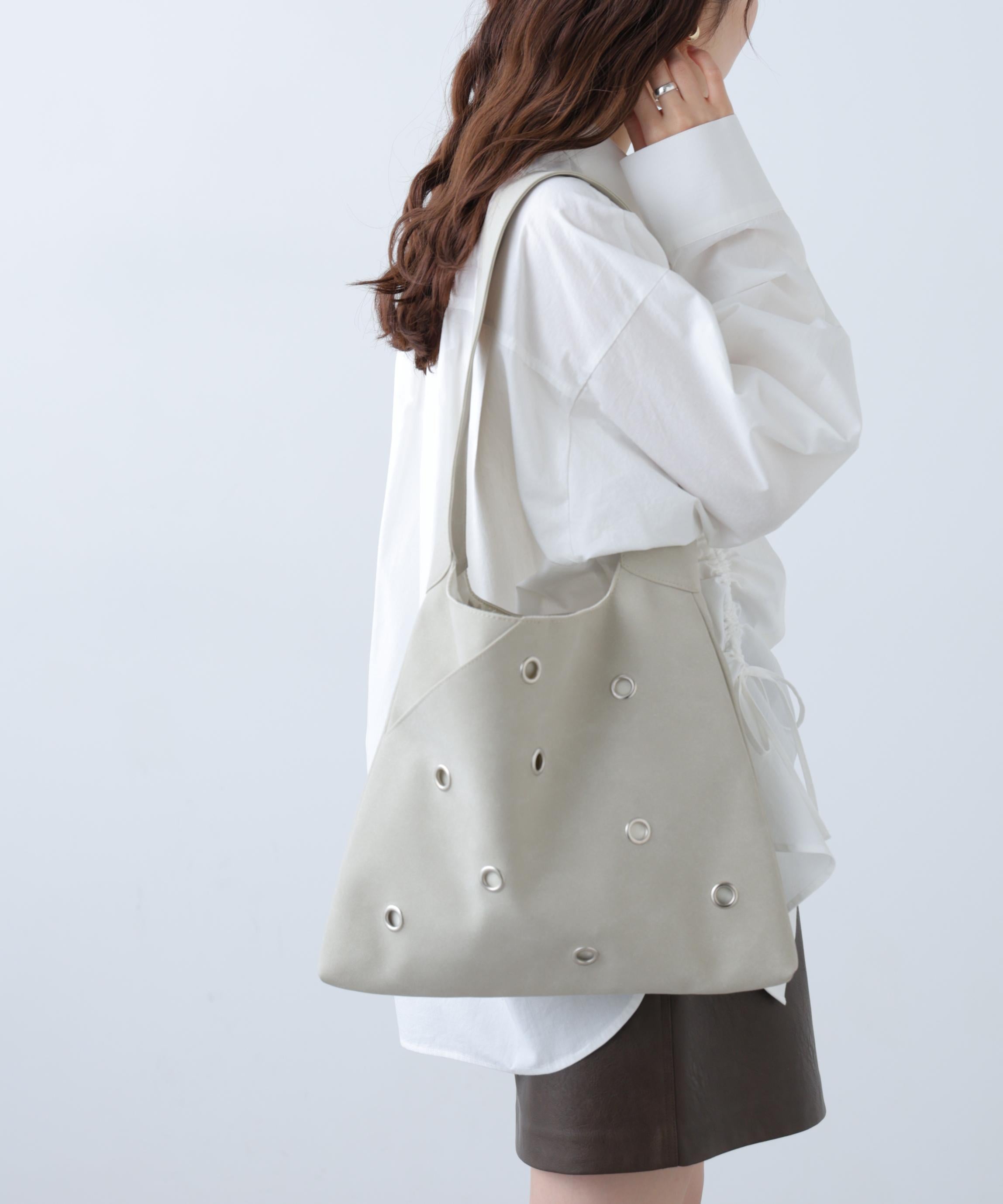 ハトメワンショルダーバッグ グレージュ