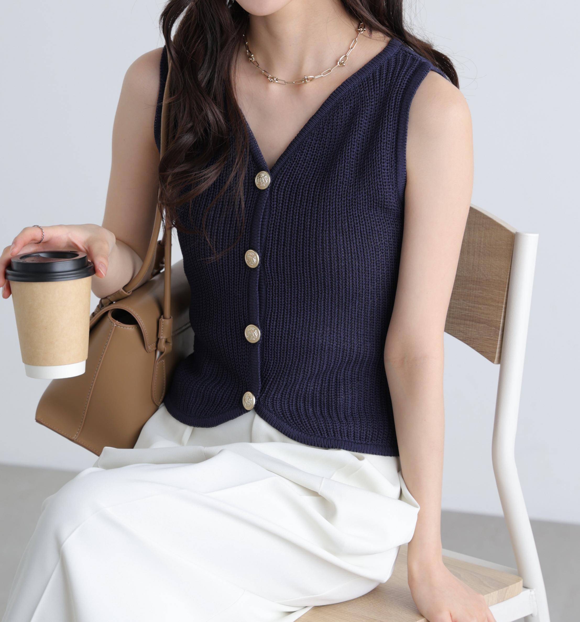 〈MFM〉エンブレムボタン変形Vネックノースリニット ネイビー