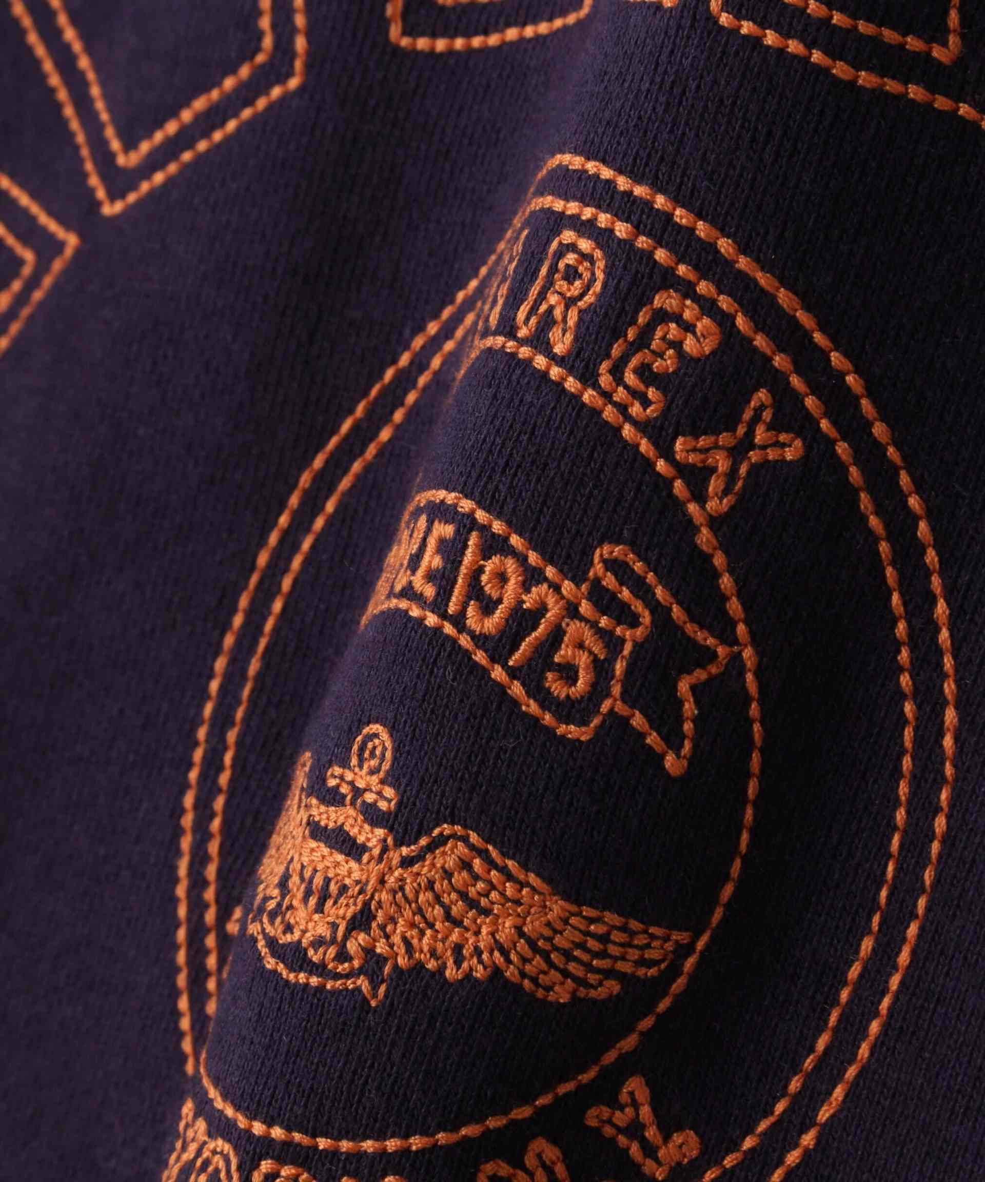 《WER&DEPOT限定》VA>SITY LOGO EMR STAND ZIP SWEAT パープル