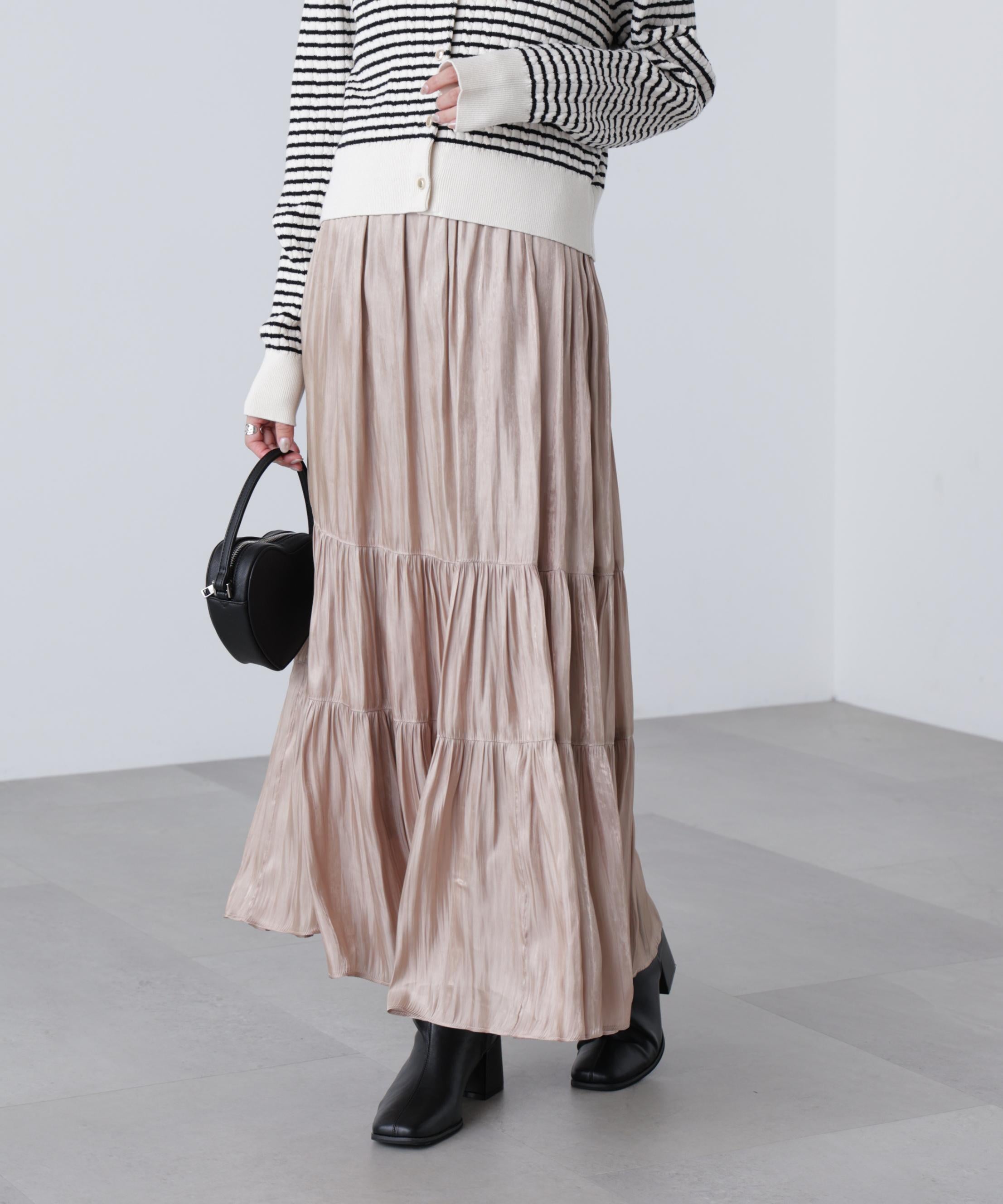 シャイニーティアードスカート ベージュ1