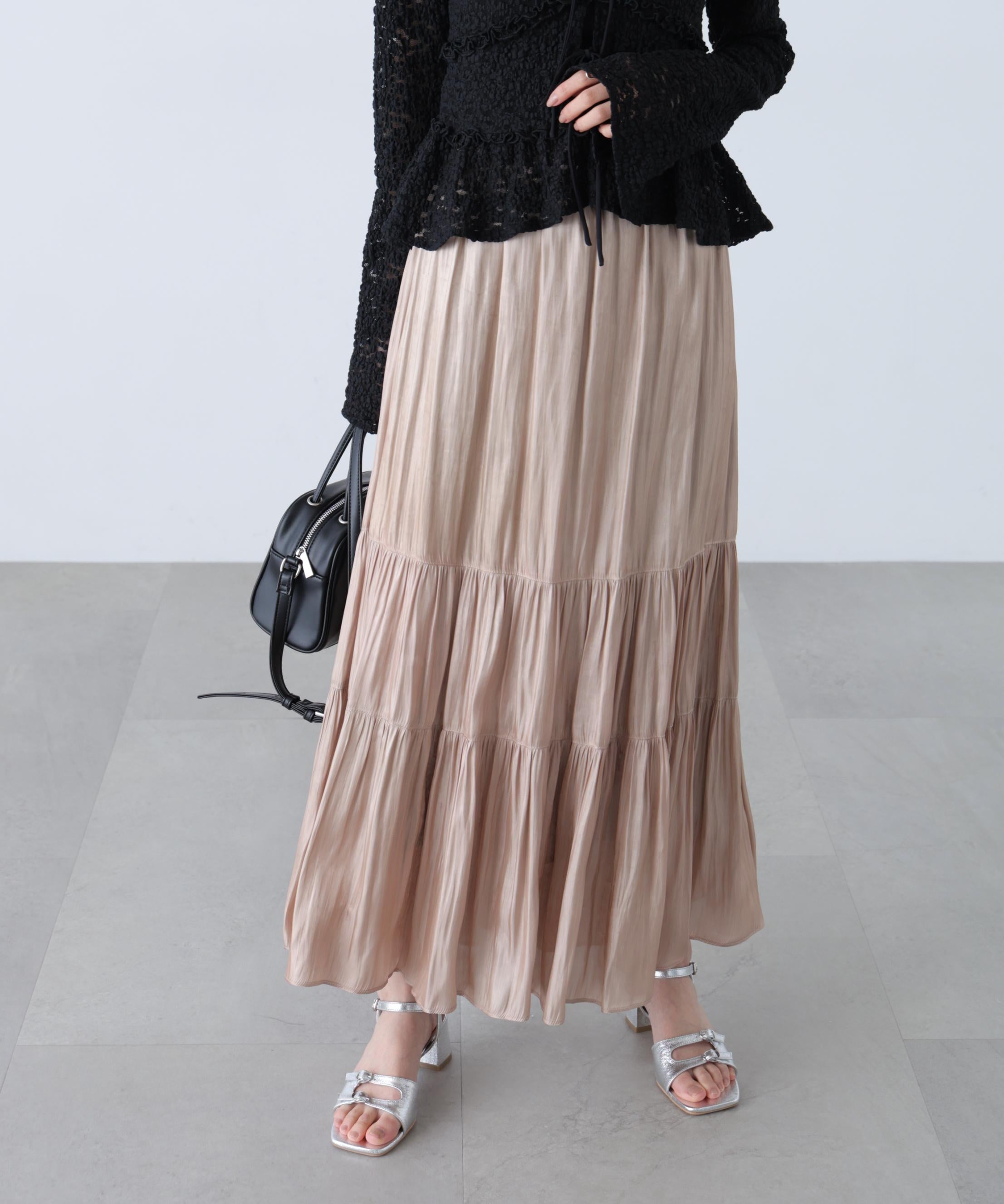 シャイニーティアードスカート ベージュ1