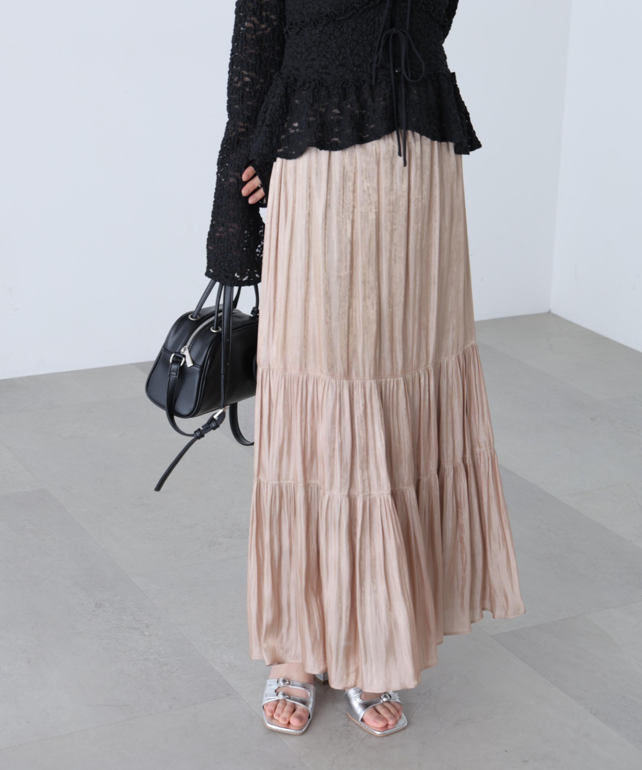 シャイニーティアードスカート ベージュ1