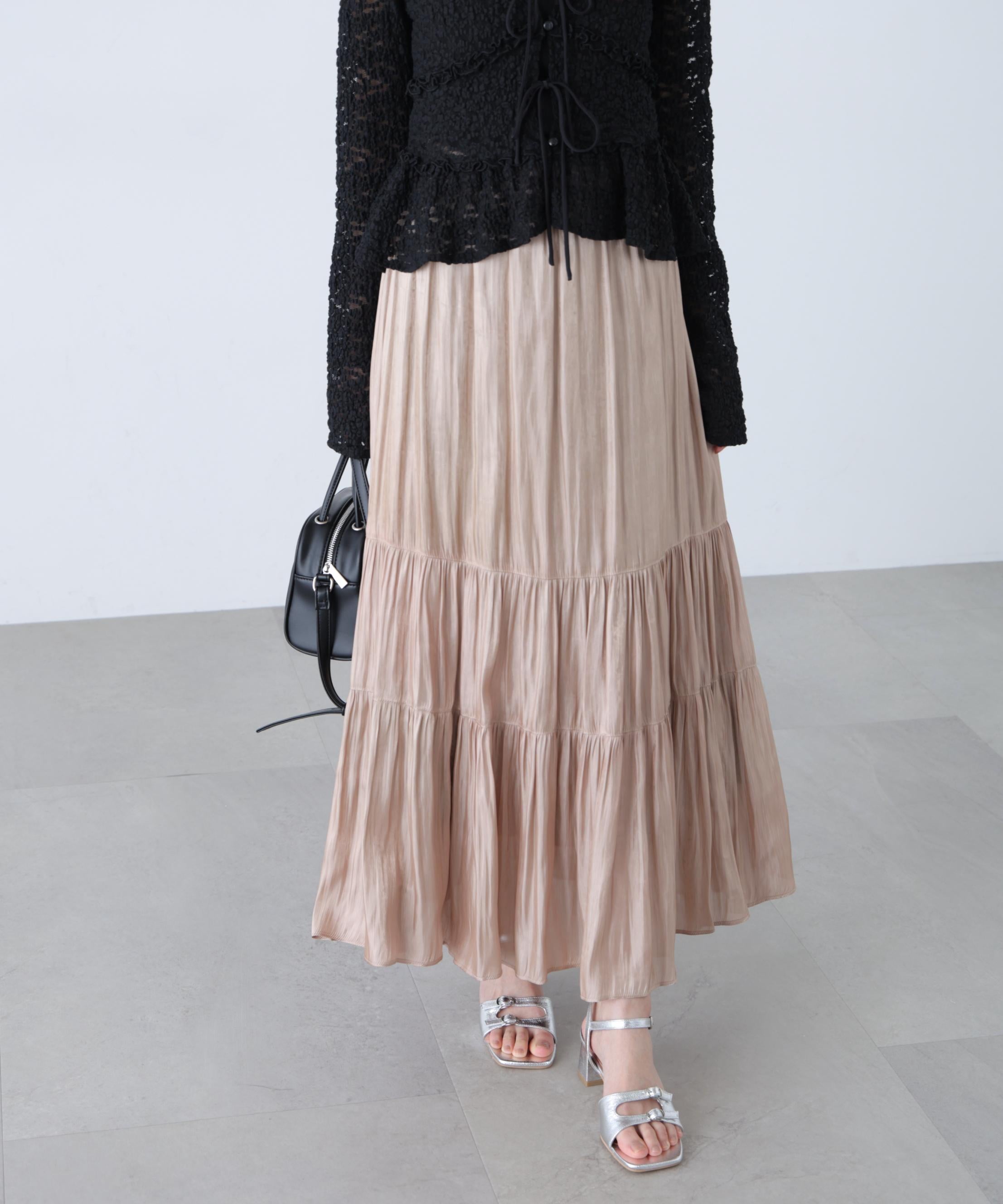 シャイニーティアードスカート ベージュ1