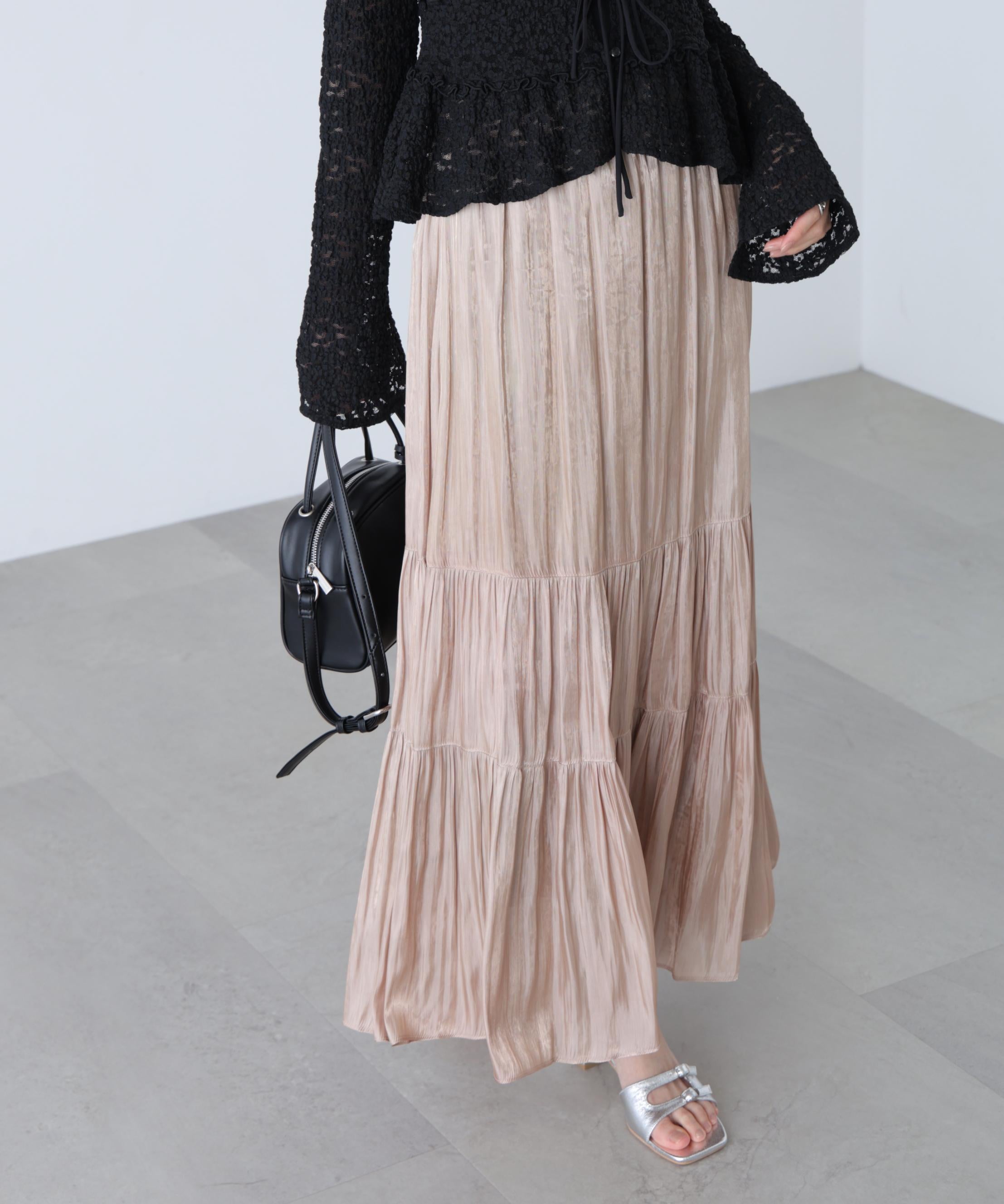 シャイニーティアードスカート ベージュ1