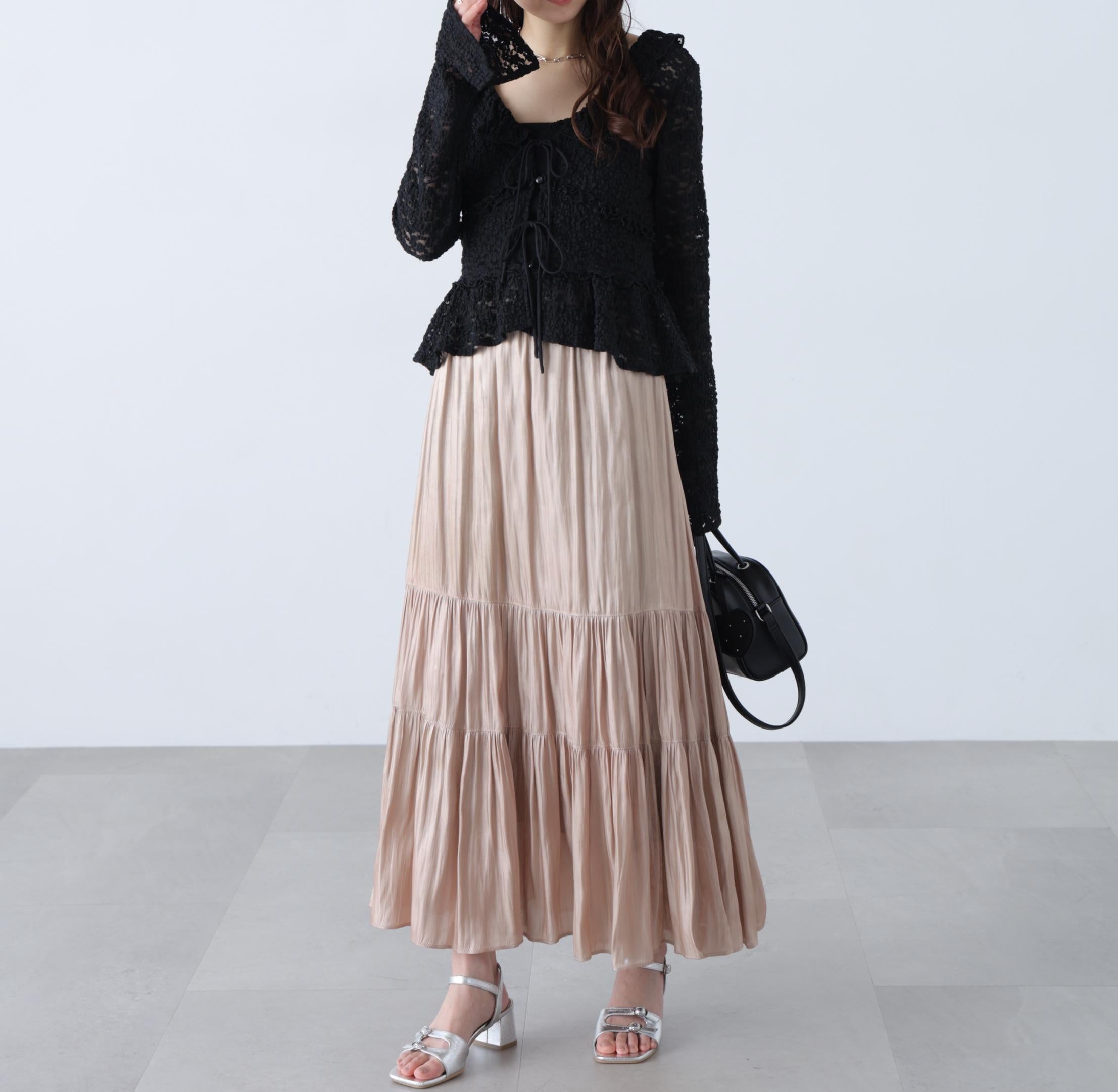 シャイニーティアードスカート ベージュ1