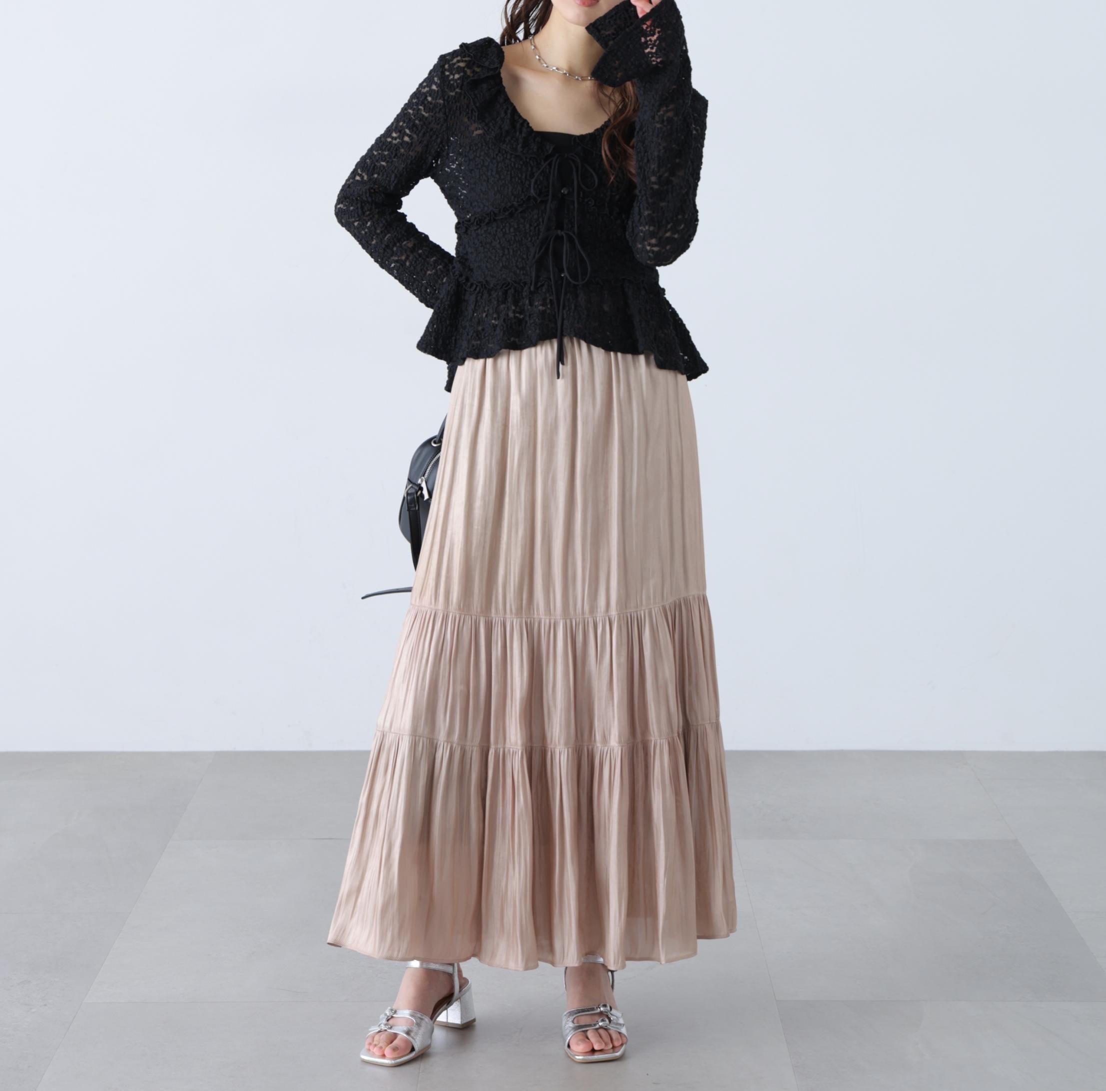 シャイニーティアードスカート ベージュ1