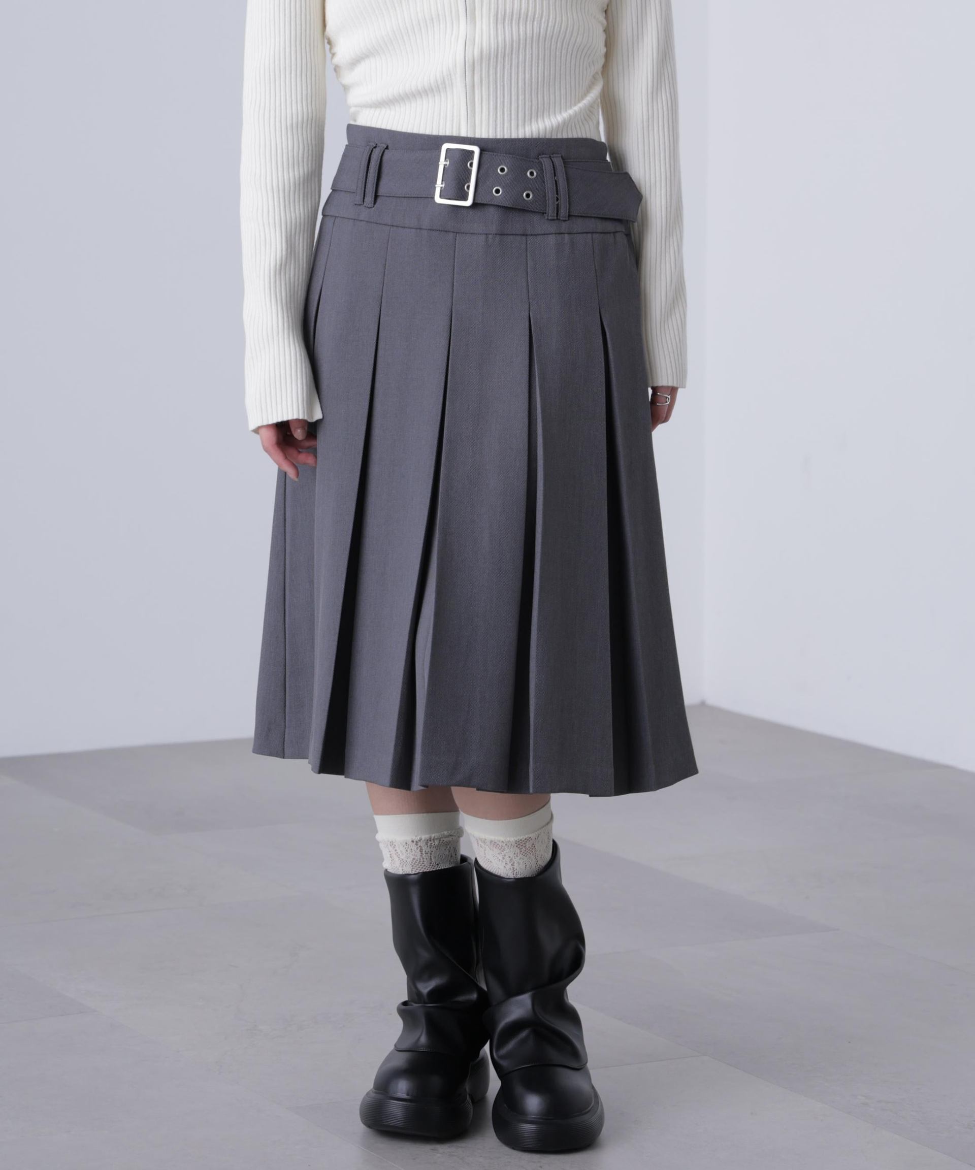 タックプリーツミディスカート グレー