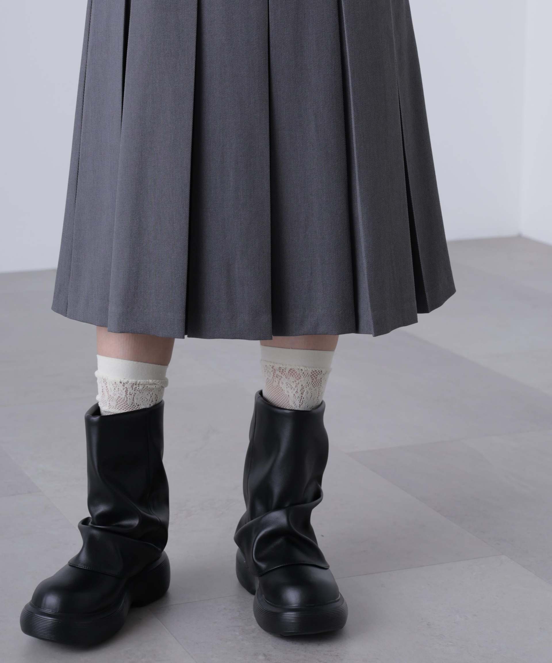 タックプリーツミディスカート グレー