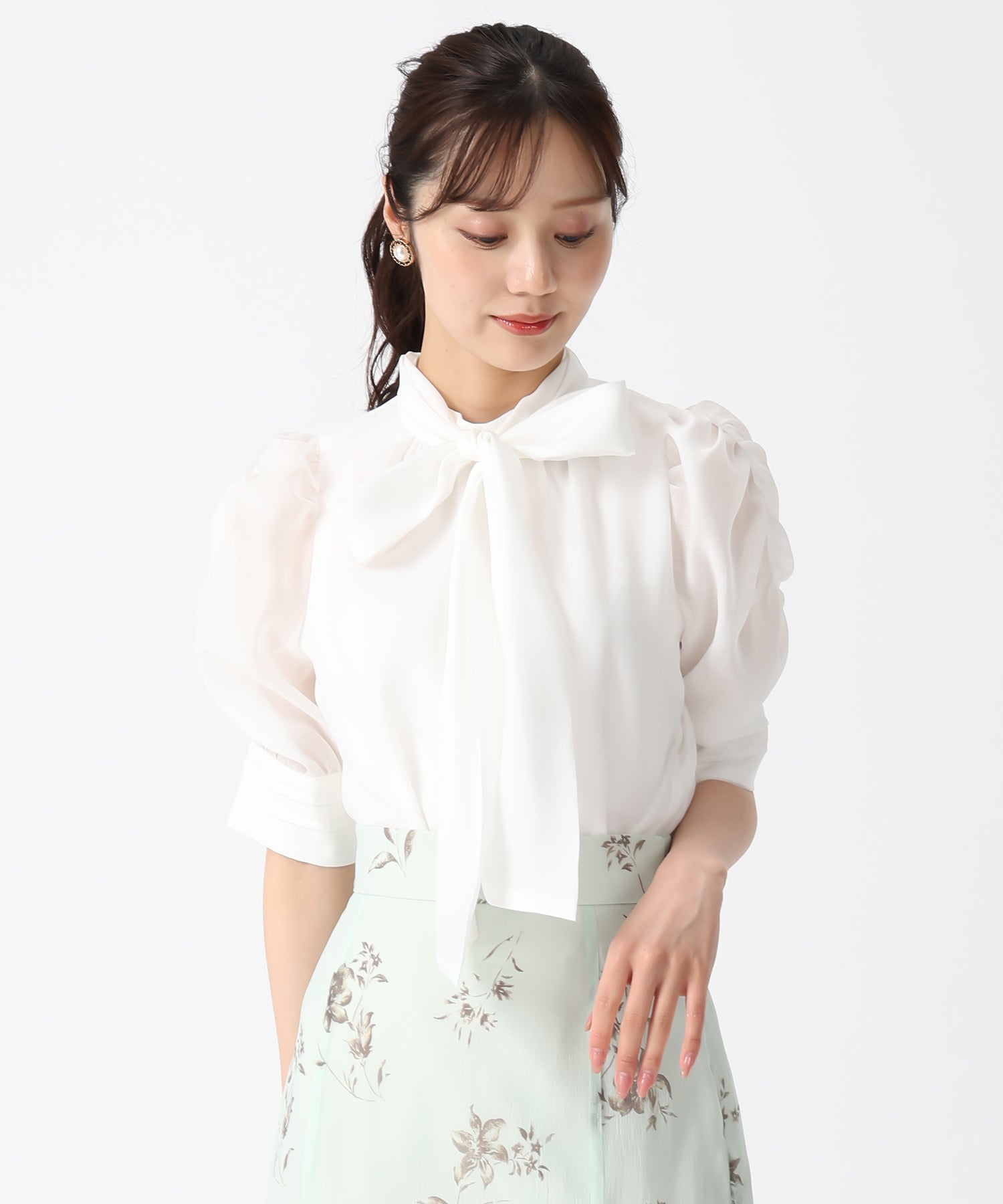 トランテアン ソン ドゥ モード 31 Sons de mode 2025秋冬新作 シャーリングシアーボウタイブラウス (OFF-WHITE) OFF-WHITE