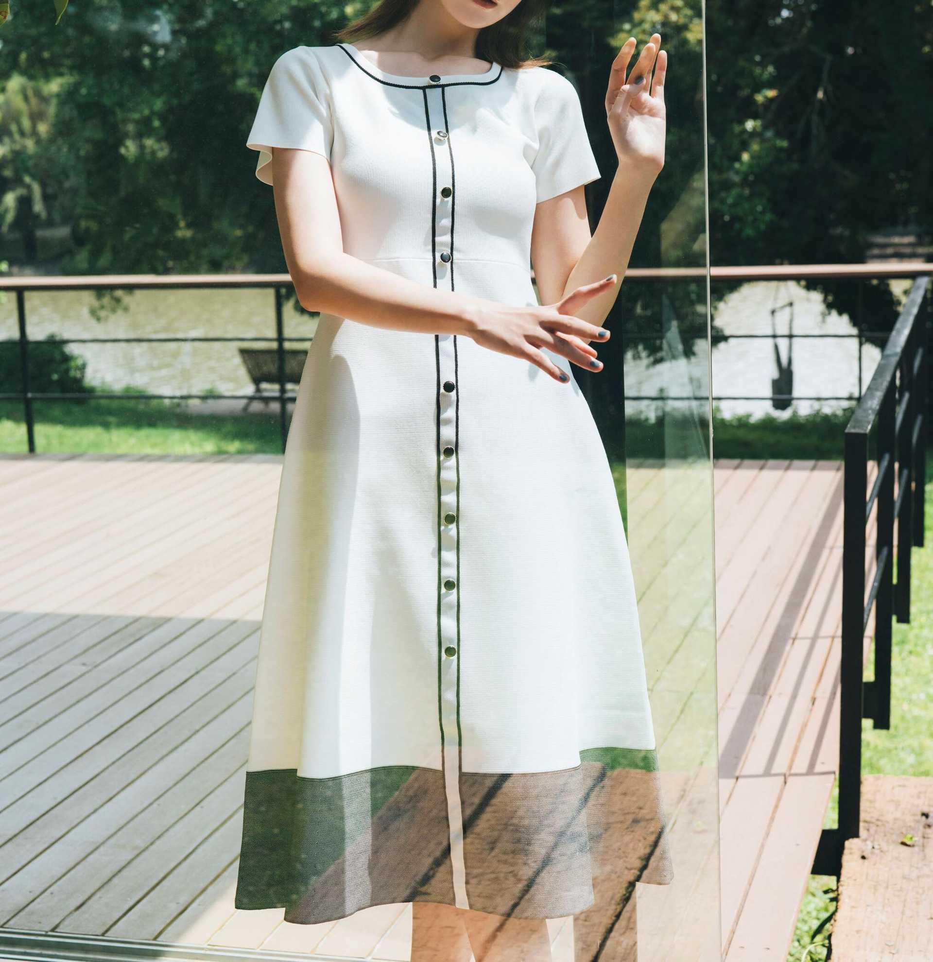 半袖フレアニットワンピース エクリュ×グレー1