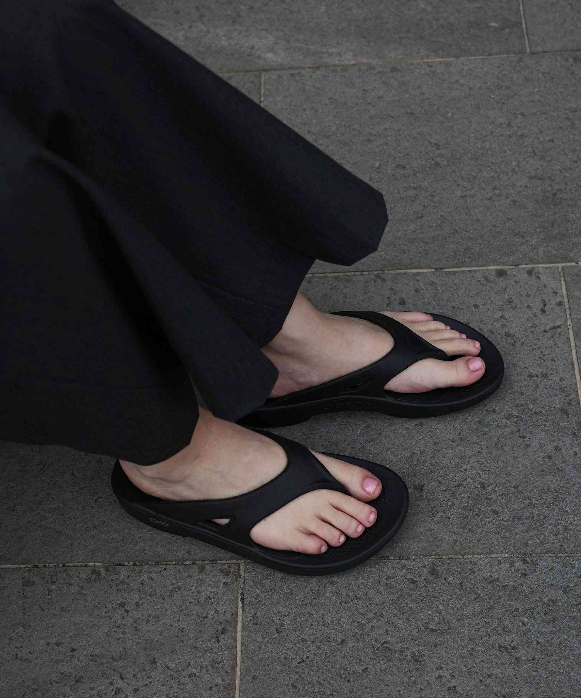 OOFOS/ウーフォス OOiginal リカバリーサンダル ブラック