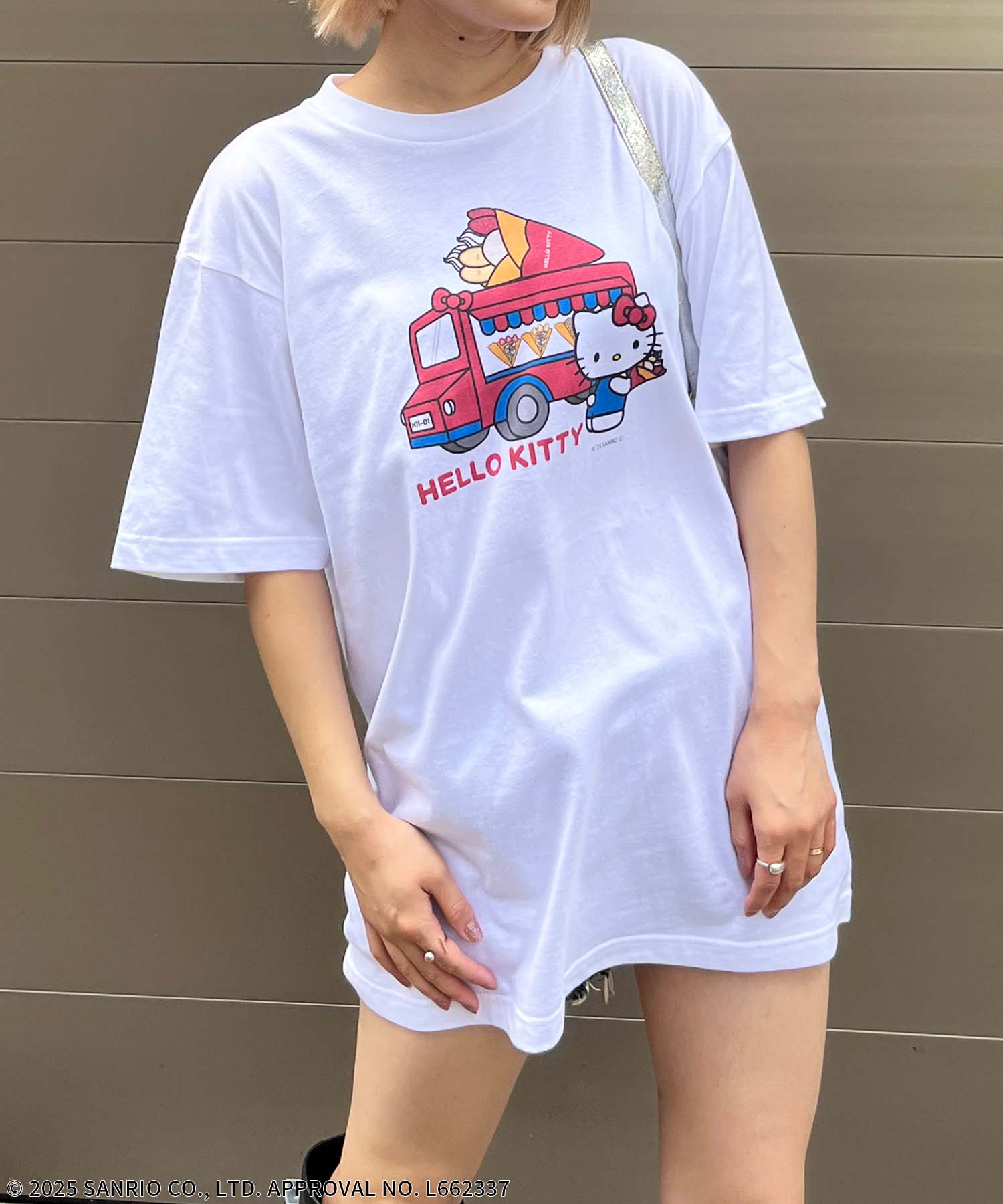 フォーギークスバイスパイラルガール 4GEEKs by SPIRALGIRL 【Sanrio characters/サンリオキャラクターズ】ハローキティスーベニアTシャツ (ホワイト) ホワイト