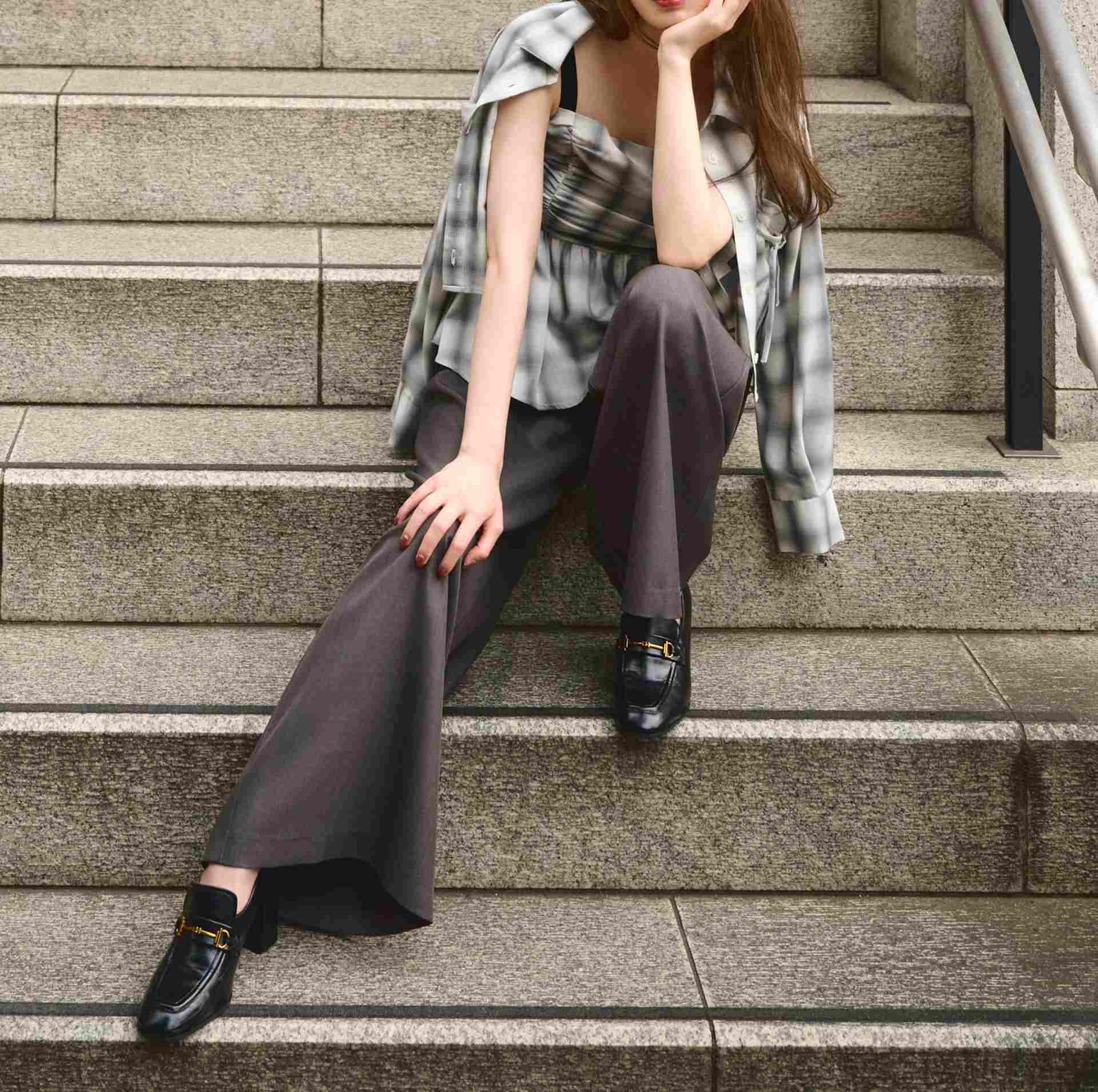 細ベルト付きワイドパンツ チャコール