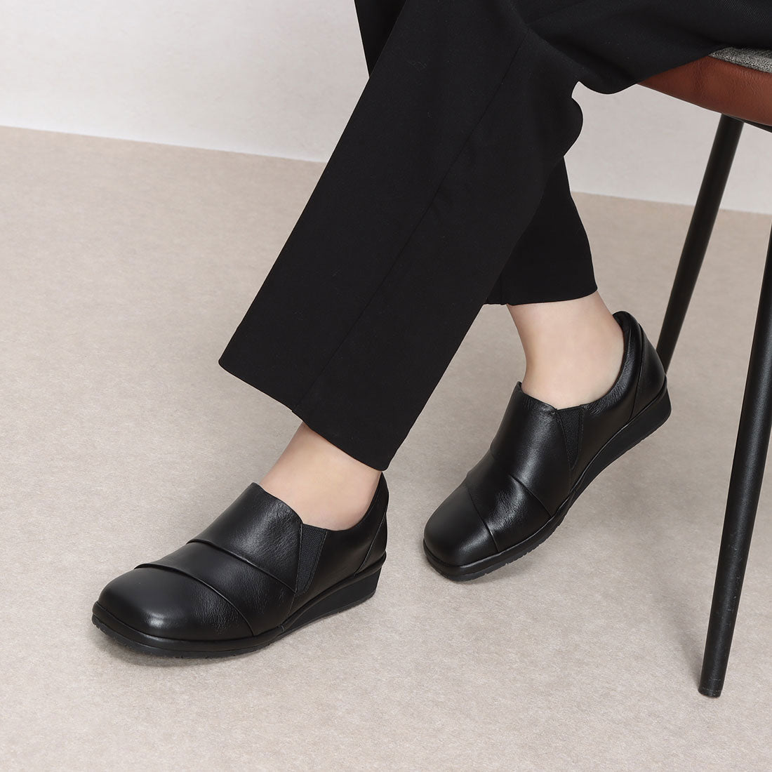 エーオーケー A-OK 【A-OK】コンフォート系の万能本革スリッポンパンプス 《SG9461》(黒) 黒