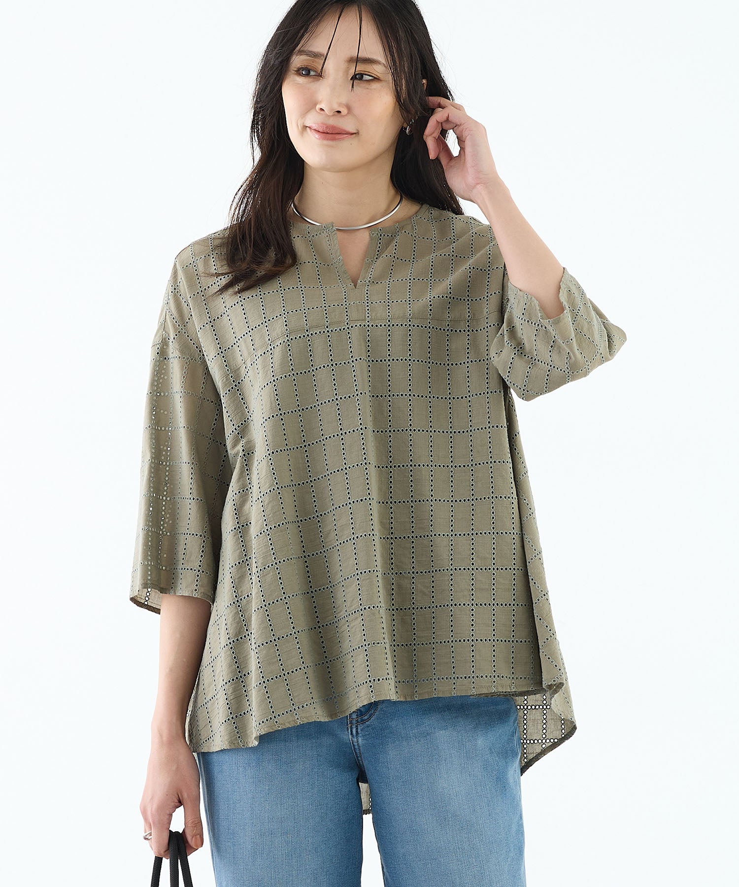 エーシーデザインバイアルファキュービック A/C DESIGN BY ALPHA CUBIC スクエア刺しゅうブラウス (カーキ) カーキ