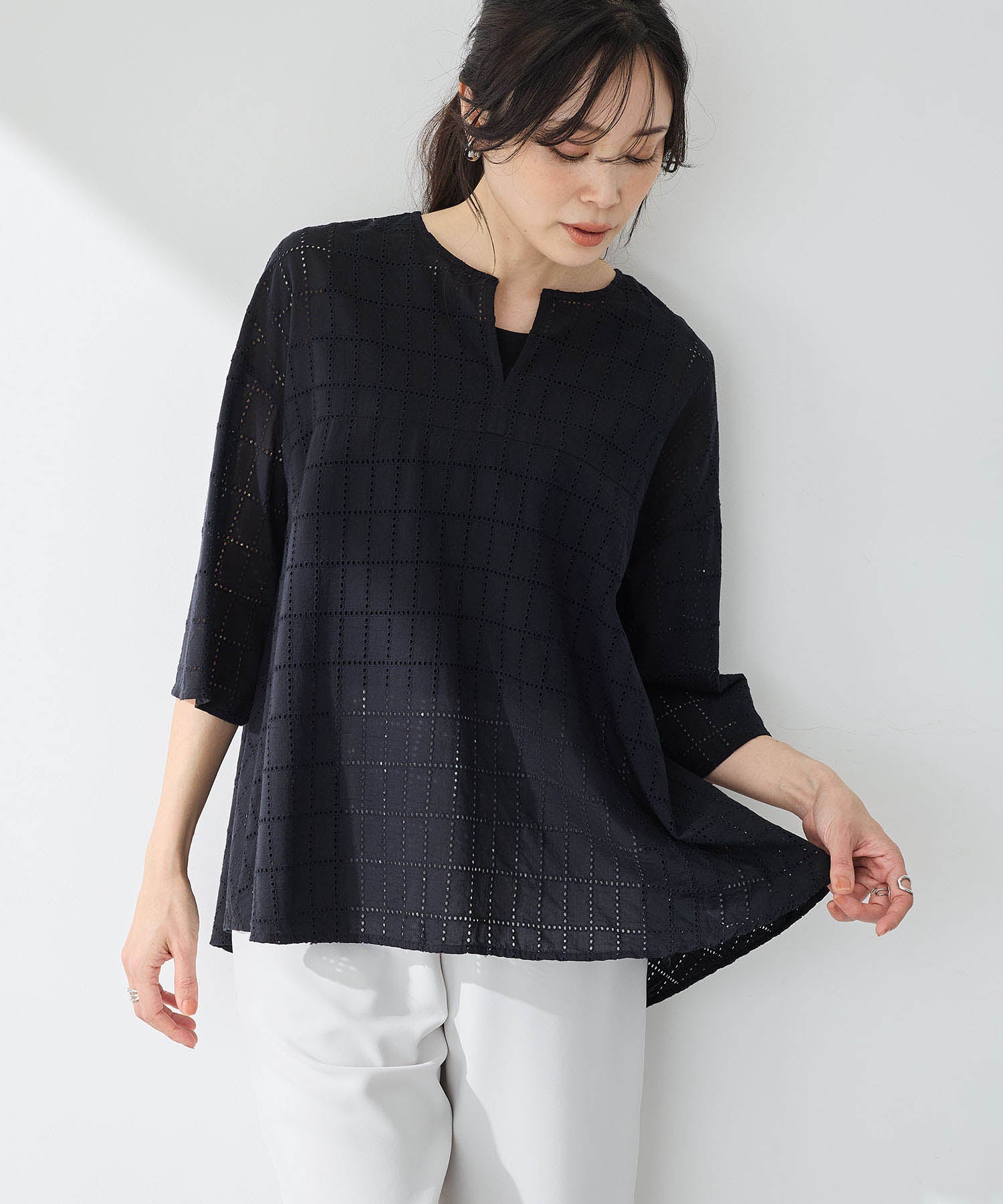 エーシーデザインバイアルファキュービック A/C DESIGN BY ALPHA CUBIC スクエア刺しゅうブラウス (カーキ) カーキ