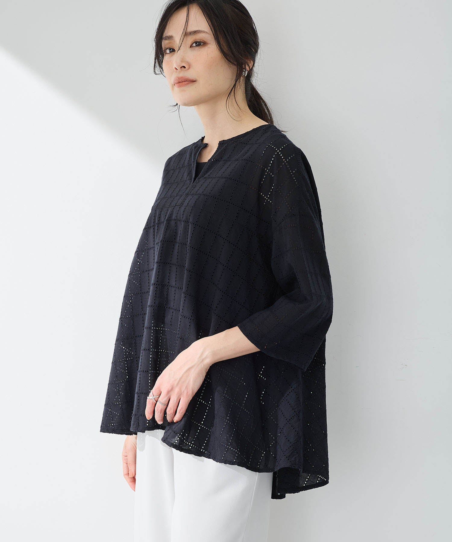 エーシーデザインバイアルファキュービック A/C DESIGN BY ALPHA CUBIC スクエア刺しゅうブラウス (カーキ) カーキ