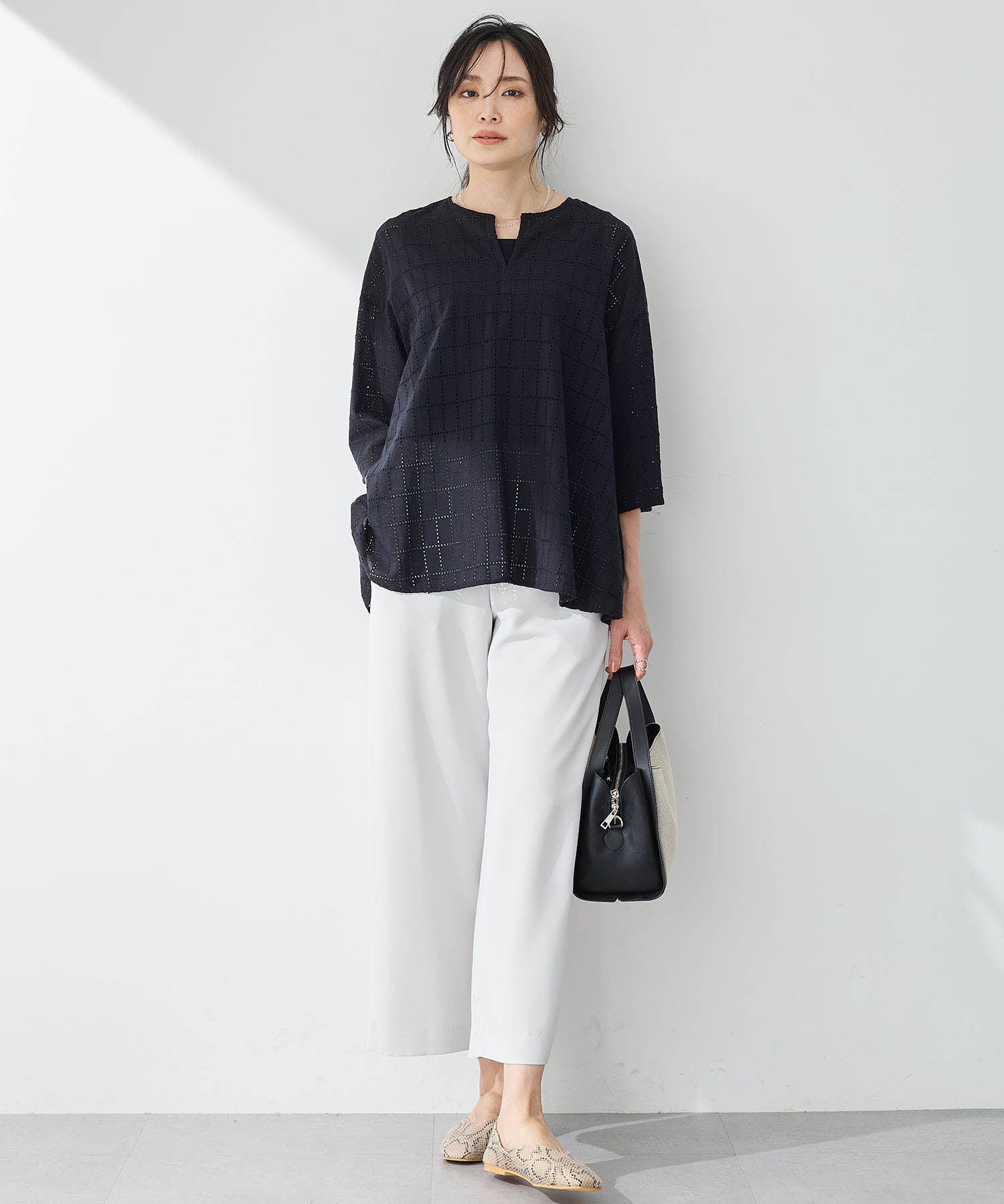 エーシーデザインバイアルファキュービック A/C DESIGN BY ALPHA CUBIC スクエア刺しゅうブラウス (カーキ) カーキ