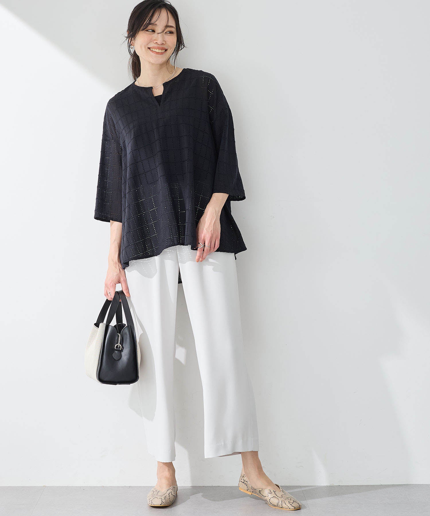 エーシーデザインバイアルファキュービック A/C DESIGN BY ALPHA CUBIC スクエア刺しゅうブラウス (カーキ) カーキ