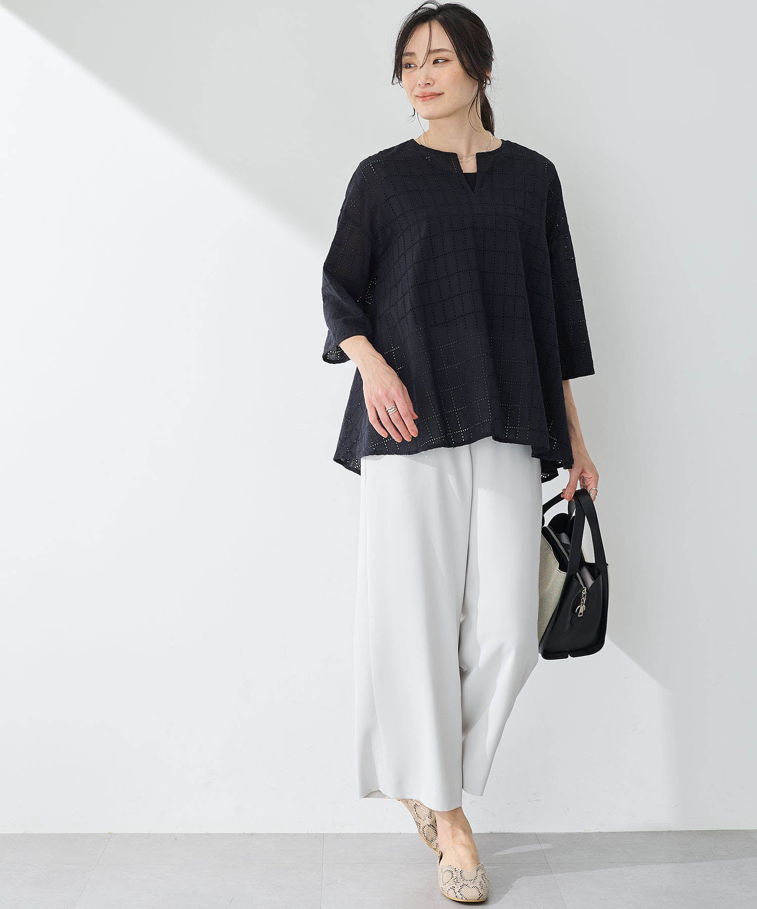 エーシーデザインバイアルファキュービック A/C DESIGN BY ALPHA CUBIC スクエア刺しゅうブラウス (カーキ) カーキ