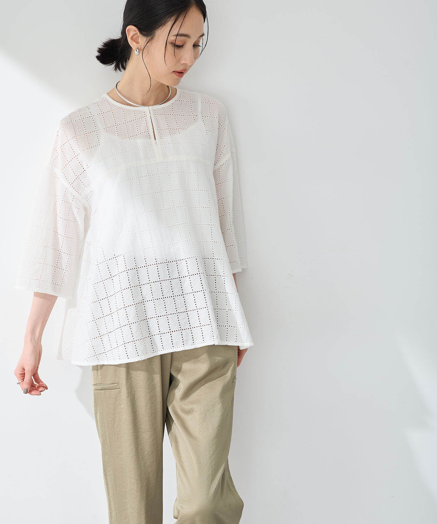 エーシーデザインバイアルファキュービック A/C DESIGN BY ALPHA CUBIC スクエア刺しゅうブラウス (カーキ) カーキ