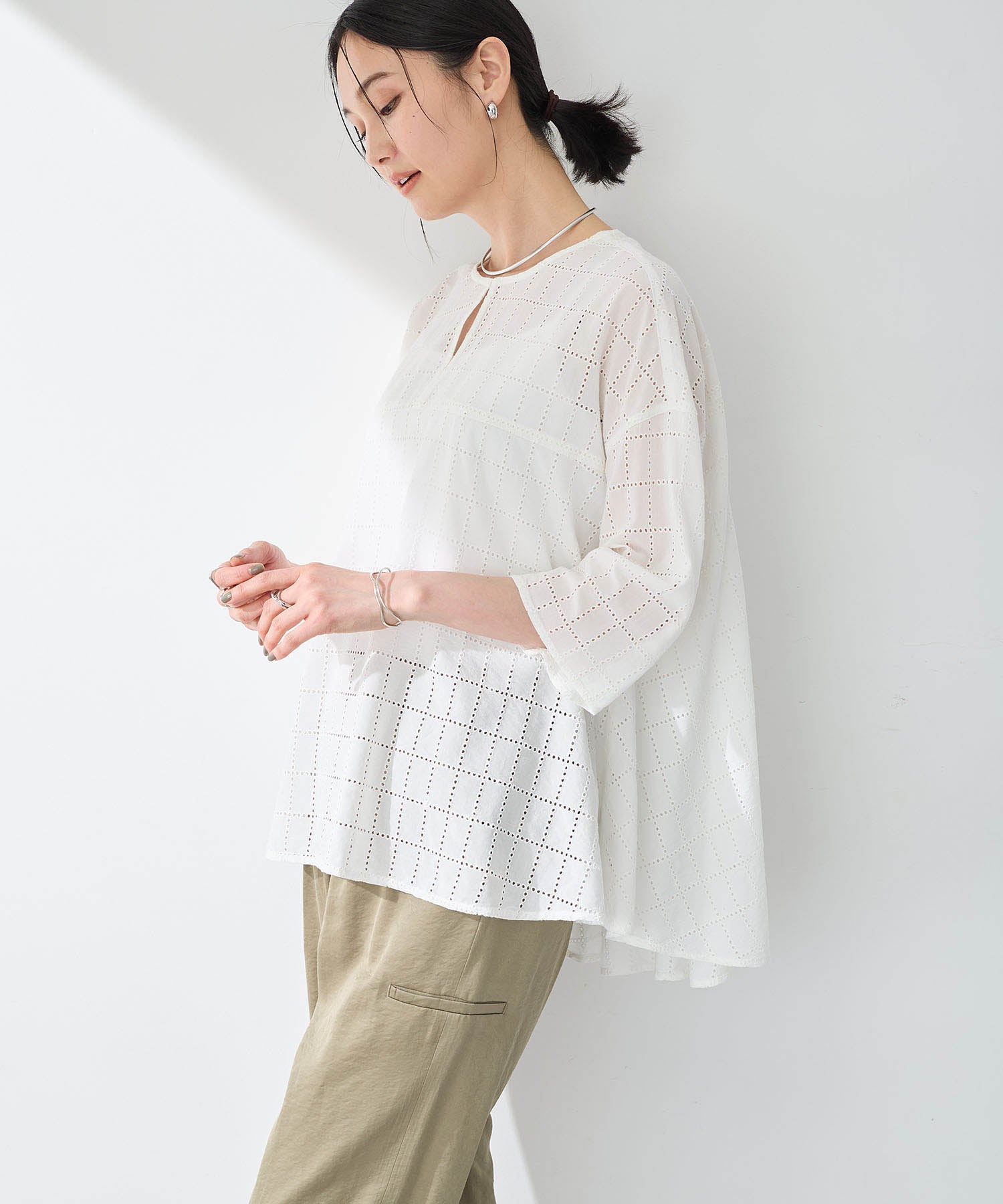 エーシーデザインバイアルファキュービック A/C DESIGN BY ALPHA CUBIC スクエア刺しゅうブラウス (カーキ) カーキ