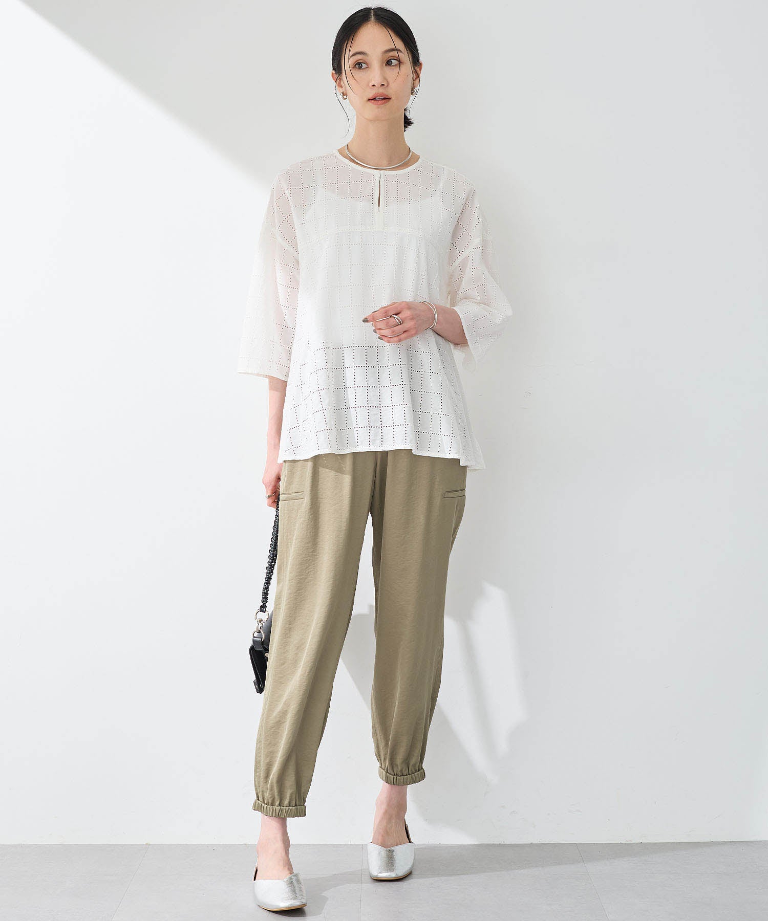 エーシーデザインバイアルファキュービック A/C DESIGN BY ALPHA CUBIC スクエア刺しゅうブラウス (カーキ) カーキ