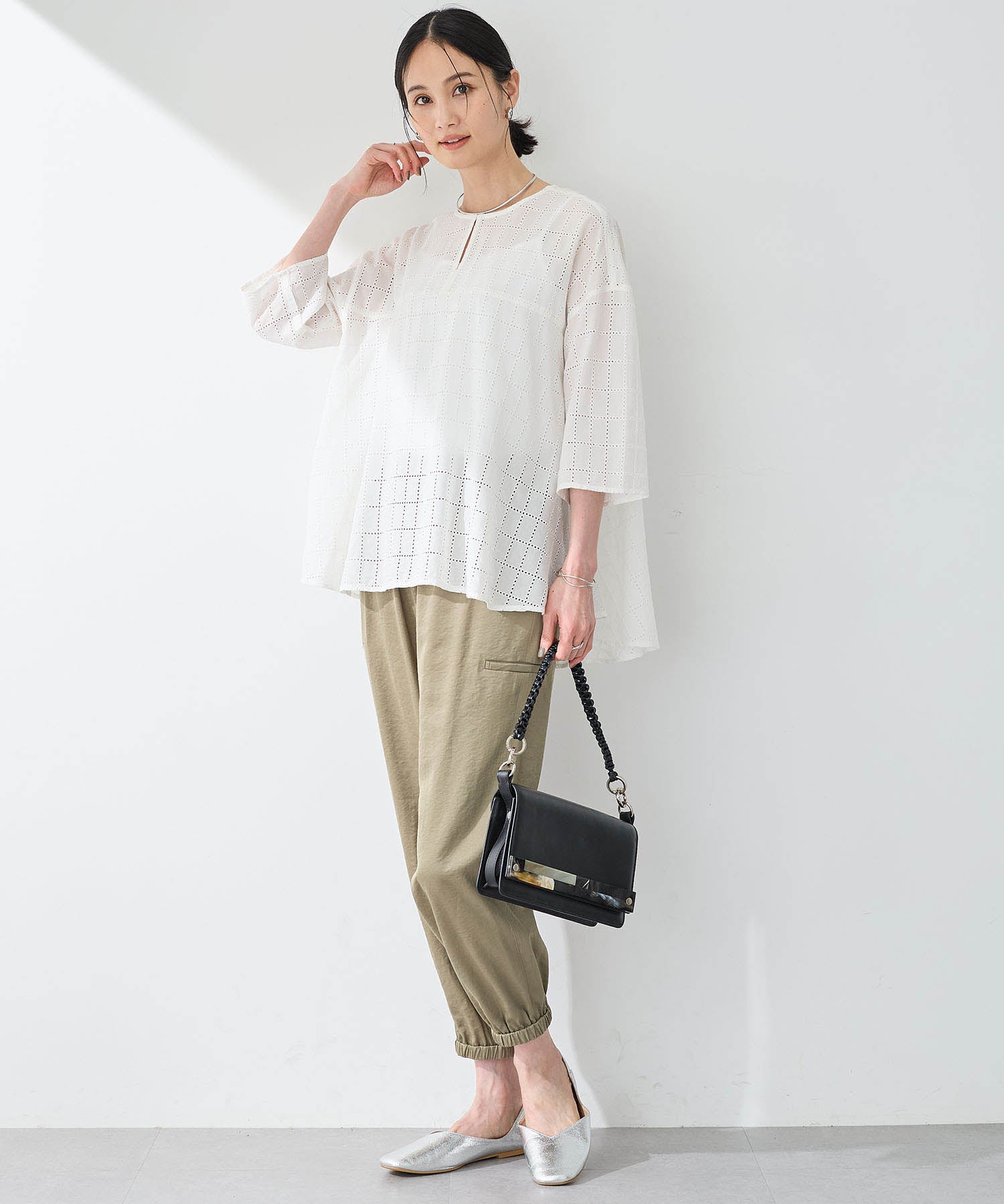 エーシーデザインバイアルファキュービック A/C DESIGN BY ALPHA CUBIC スクエア刺しゅうブラウス (カーキ) カーキ