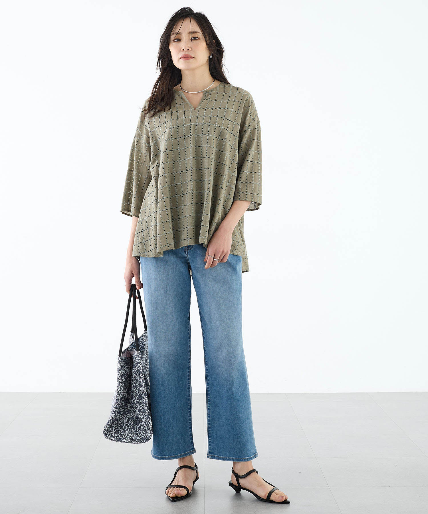 エーシーデザインバイアルファキュービック A/C DESIGN BY ALPHA CUBIC スクエア刺しゅうブラウス (カーキ) カーキ