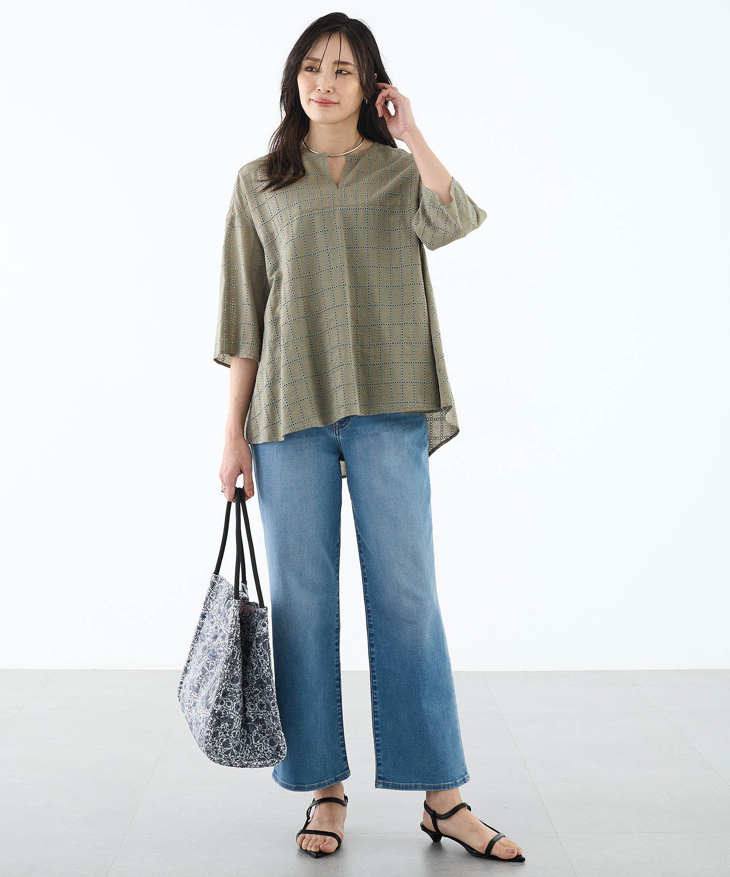 エーシーデザインバイアルファキュービック A/C DESIGN BY ALPHA CUBIC スクエア刺しゅうブラウス (カーキ) カーキ