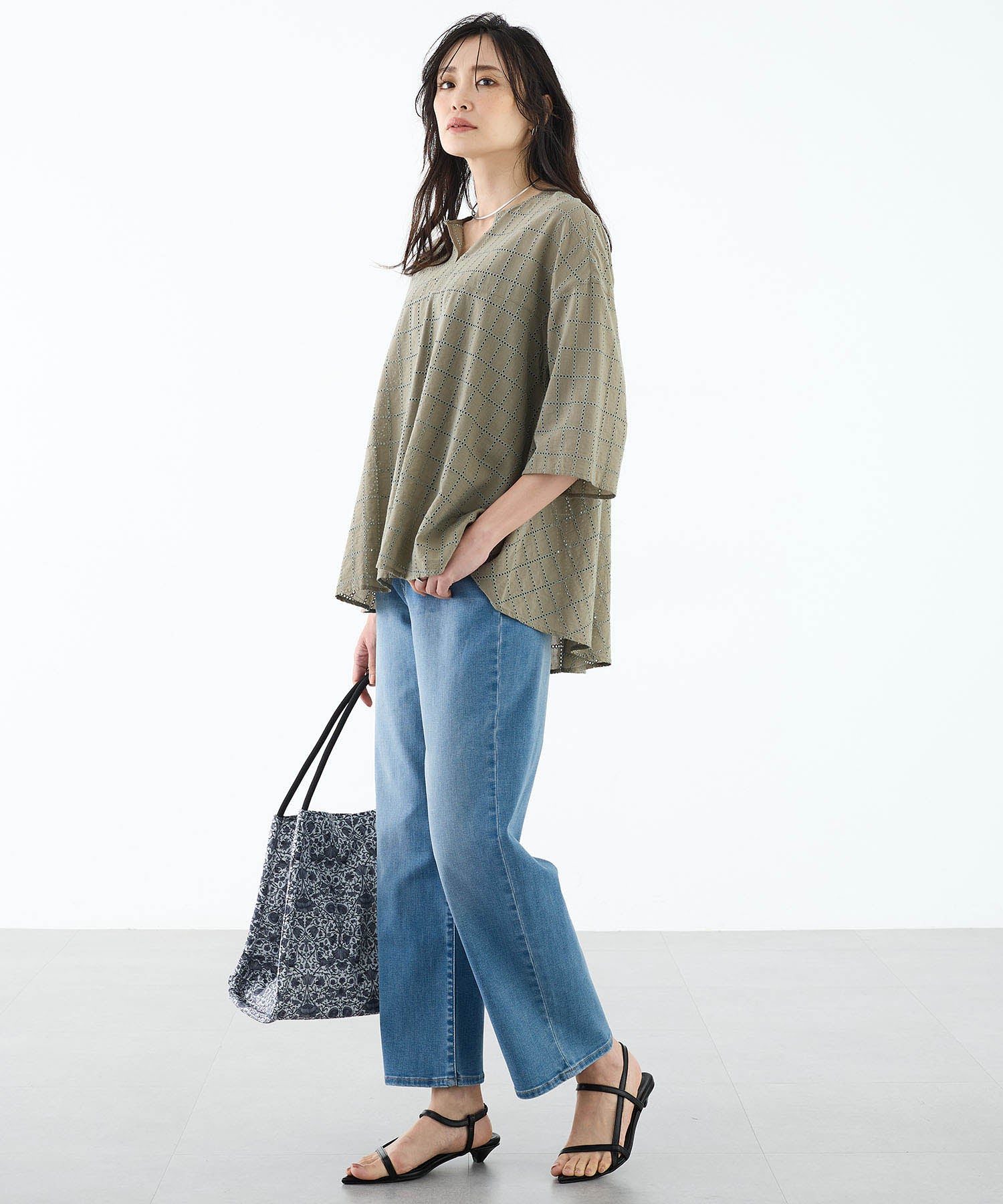 エーシーデザインバイアルファキュービック A/C DESIGN BY ALPHA CUBIC スクエア刺しゅうブラウス (カーキ) カーキ