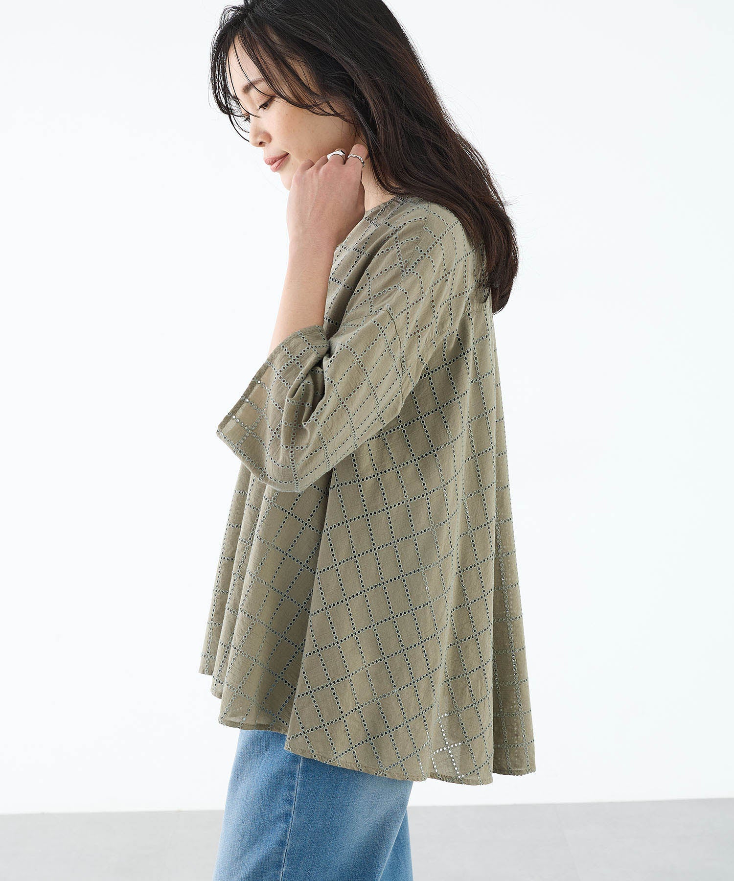 エーシーデザインバイアルファキュービック A/C DESIGN BY ALPHA CUBIC スクエア刺しゅうブラウス (カーキ) カーキ